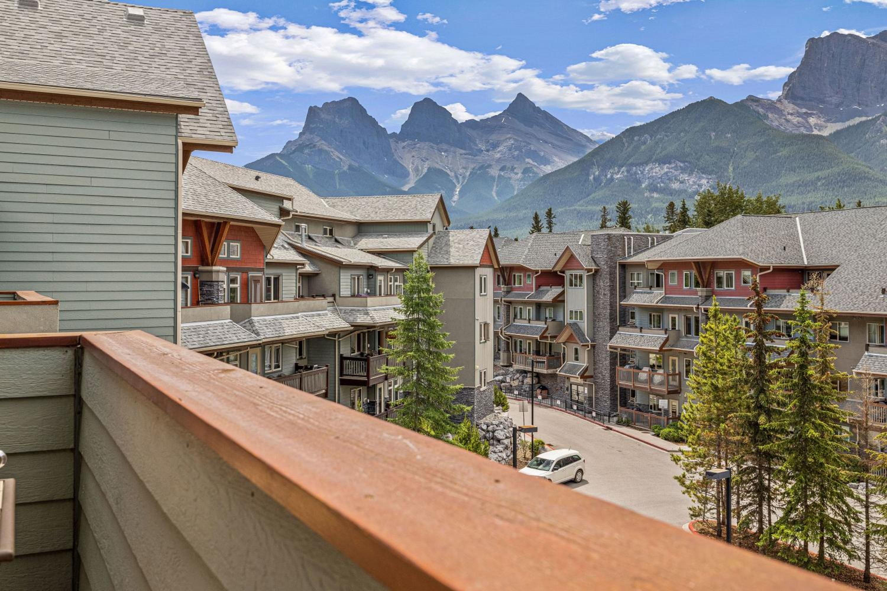 Top Floor Wolf - Best Views With Pool and Hot tub