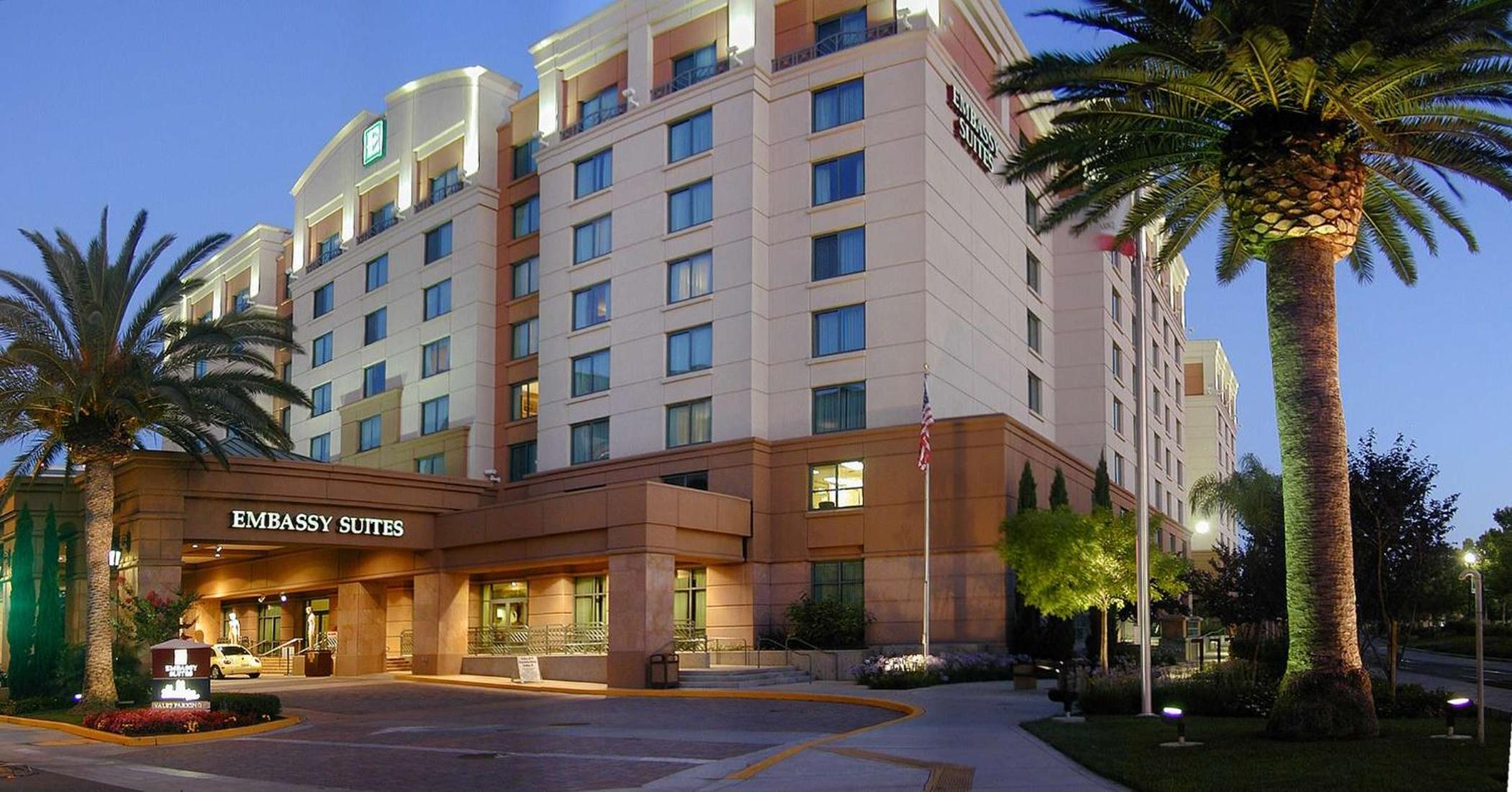 Hotel Embassy Suites by Hilton Sacramento Riverfront Promenade - Image 1