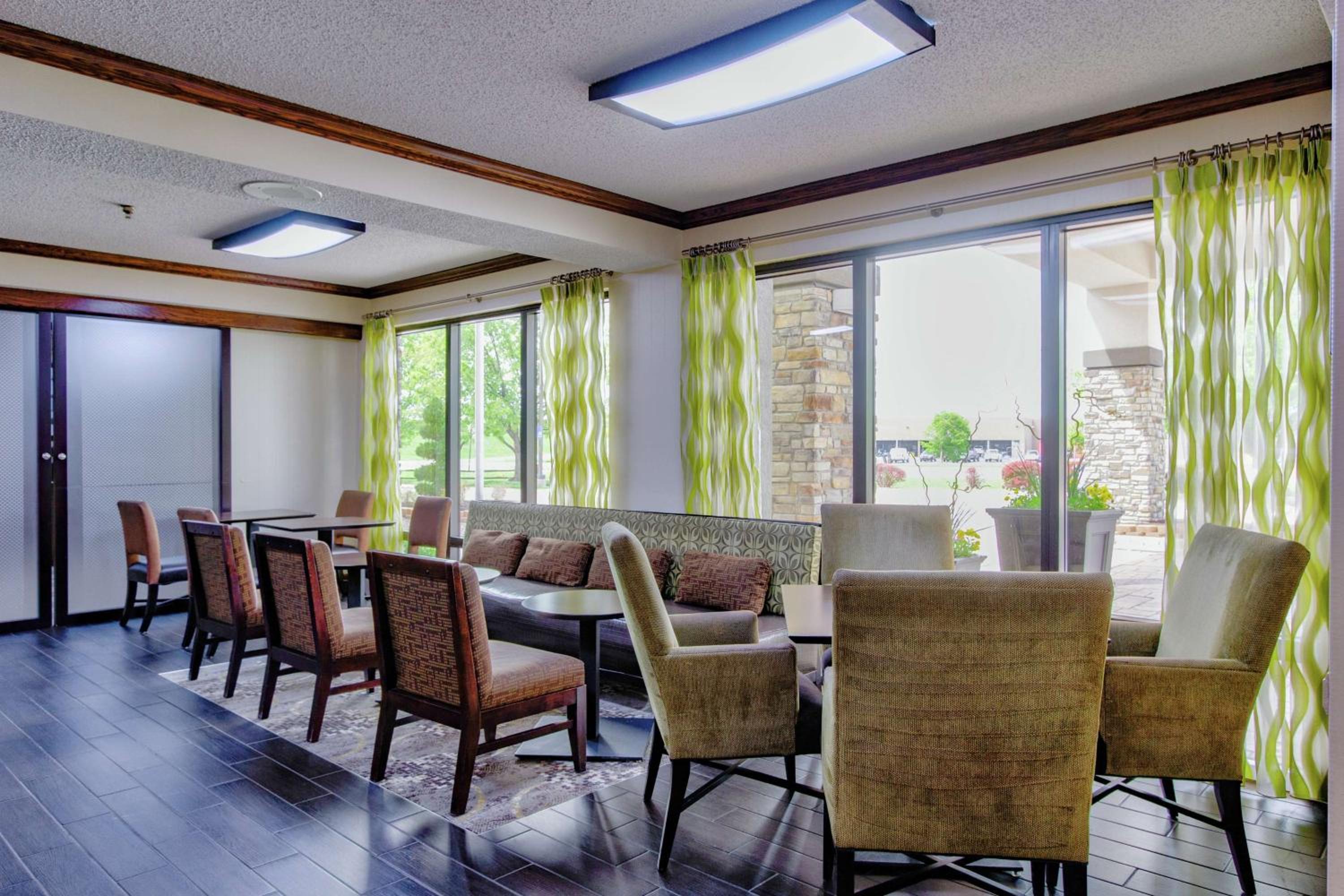 Salina Vacations - Hampton Inn Salina - Property Image 2