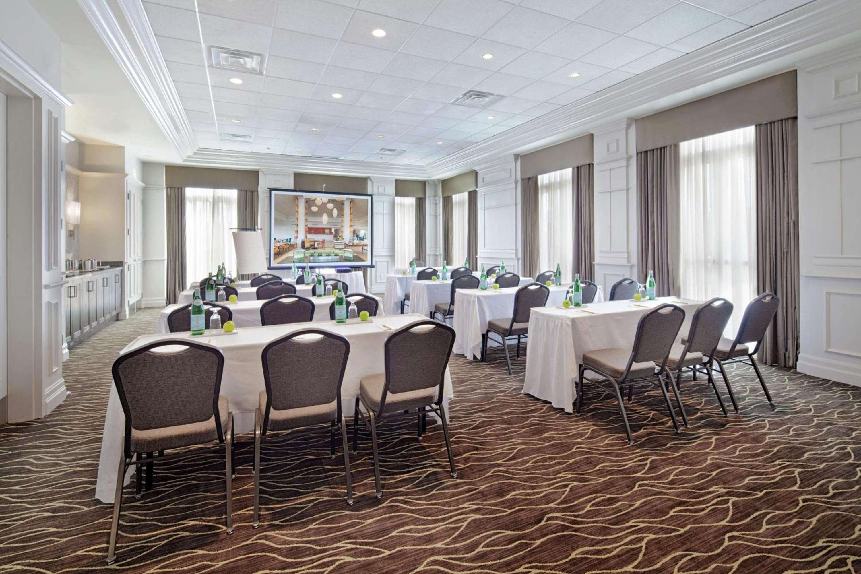 Hilton Garden Inn Montreal Airport - Property Image 9