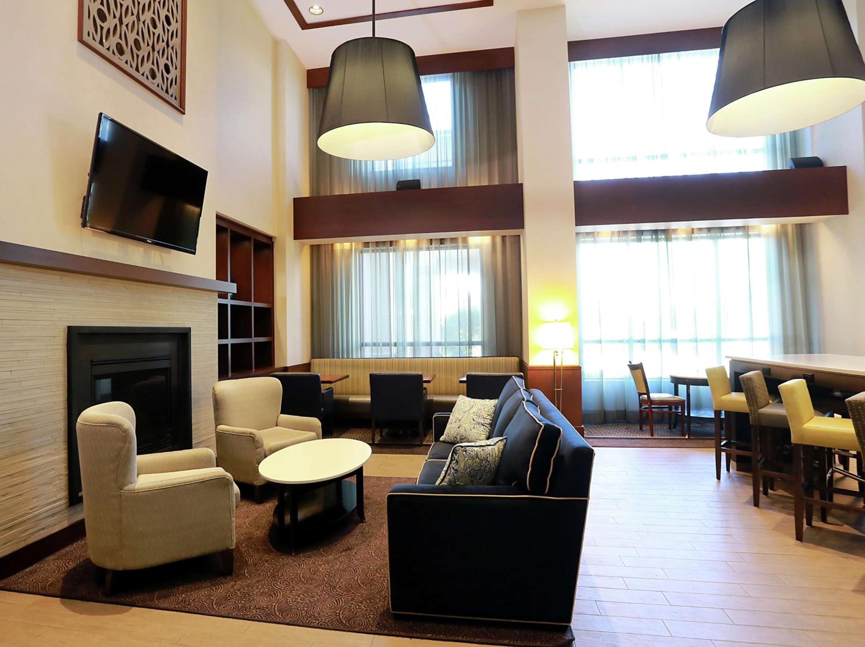 Hampton Inn  Suites Laval - Property Image 8