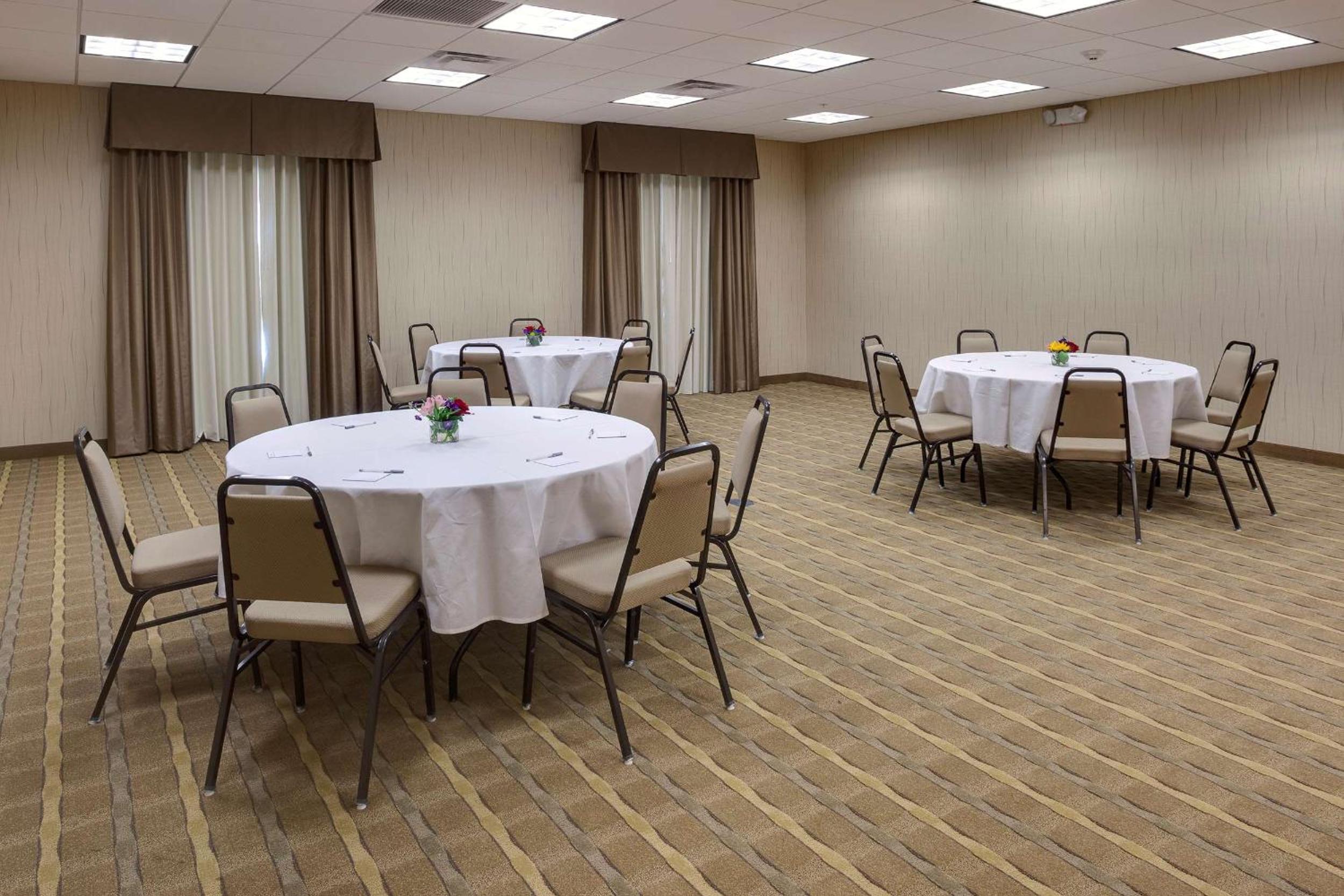 Blythe Vacations - Hampton Inn  Suites Blythe, CA - Property Image 4