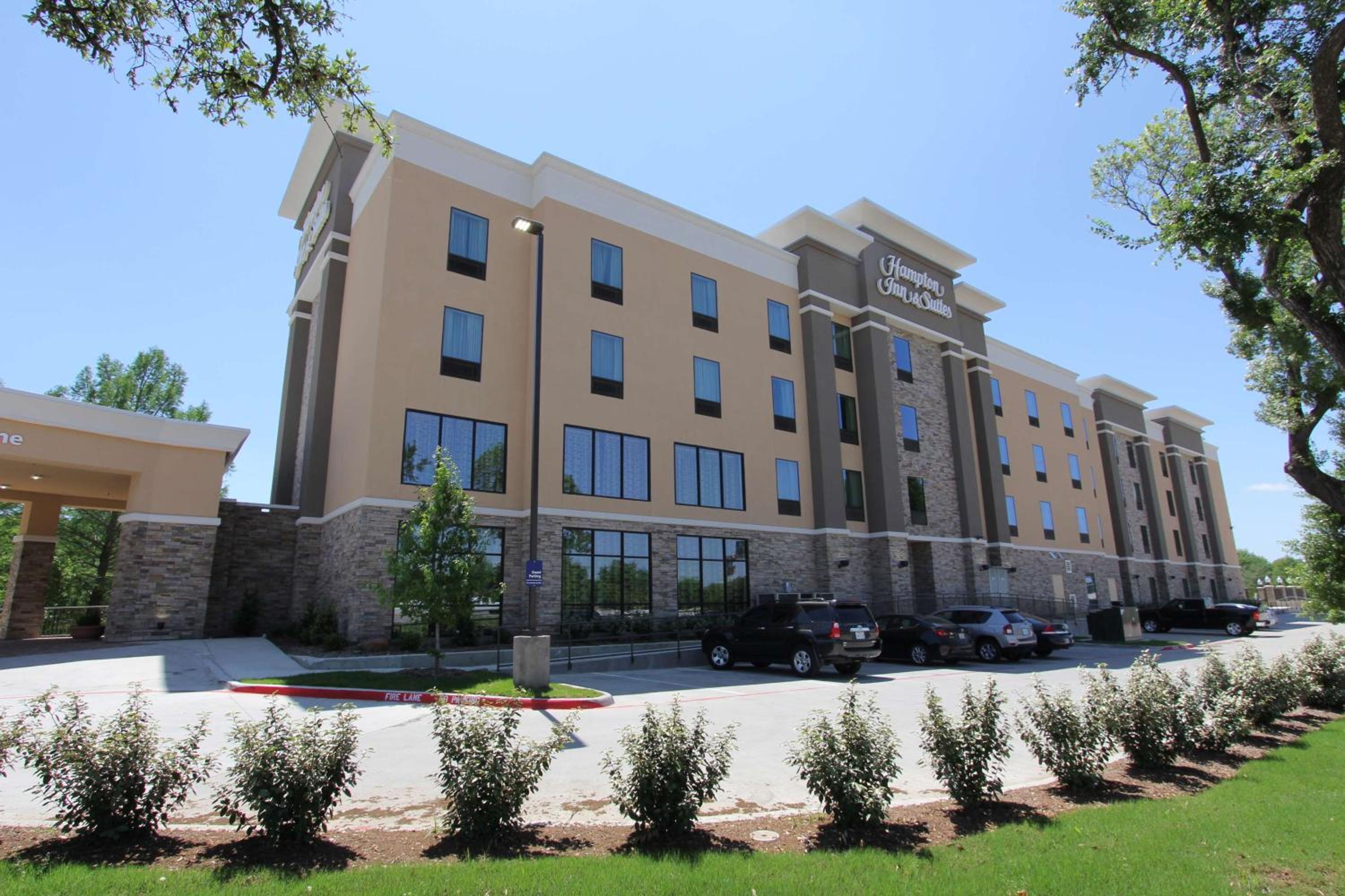 Hotel Hampton Inn & Suites Dallas Market Center - Image 1