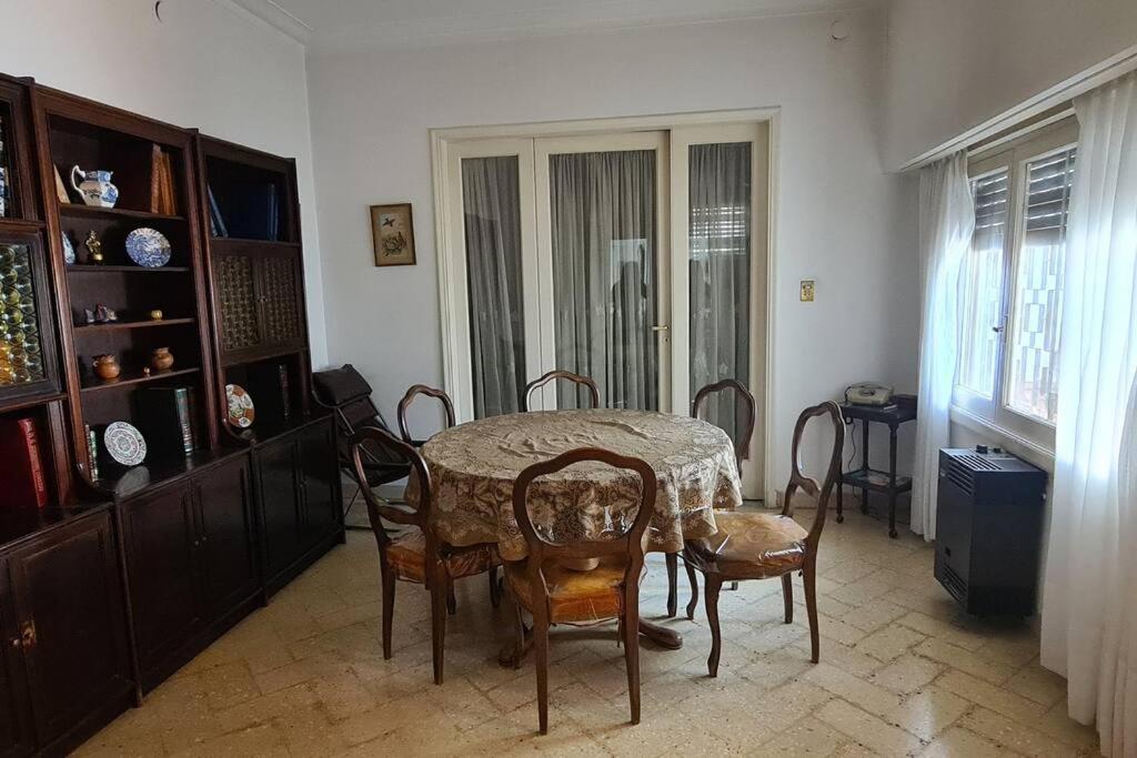 Casa 5 personas. Calle principal Cañuelas