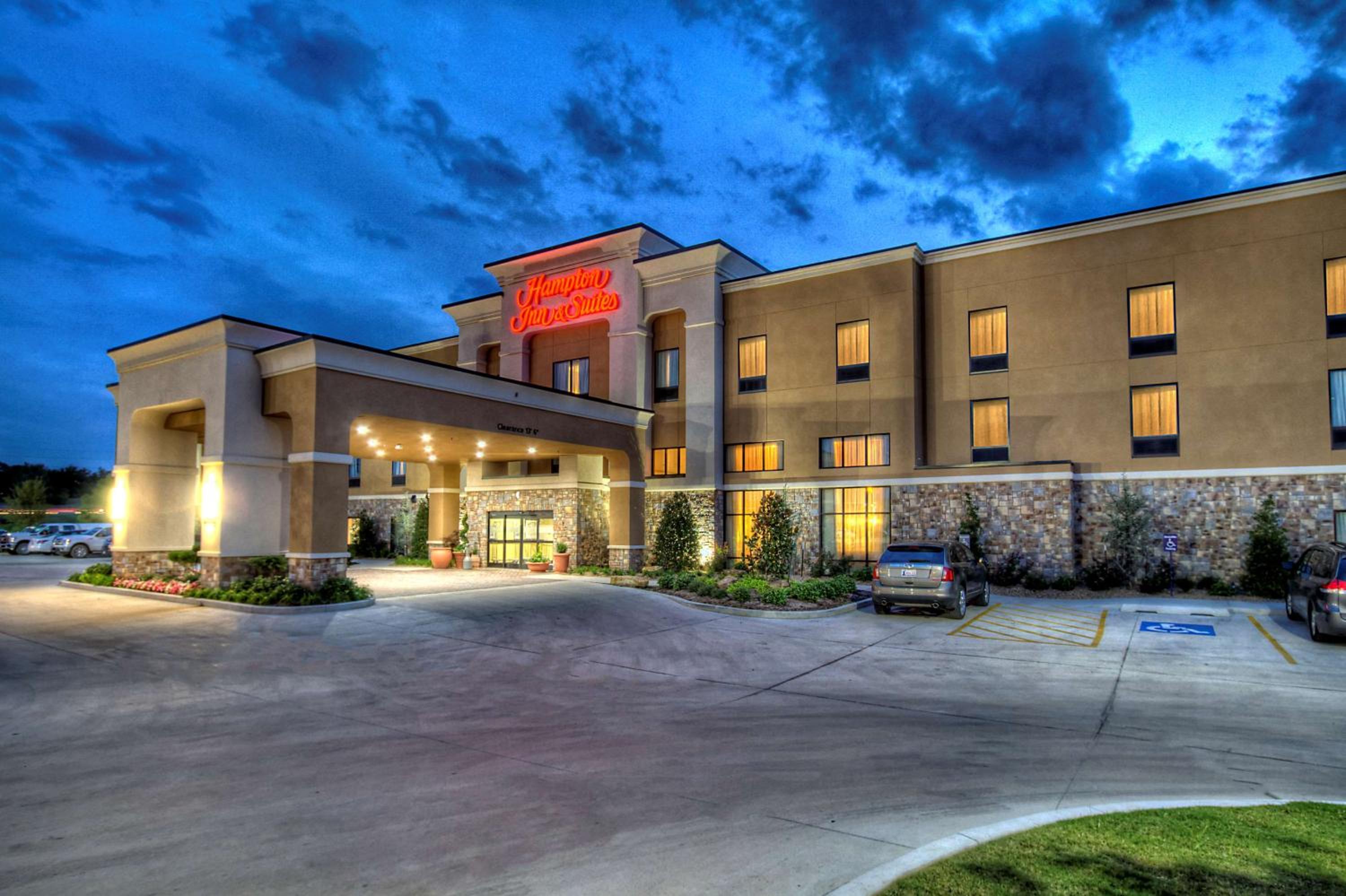 Hotel Hampton Inn and Suites Ada - Image 1