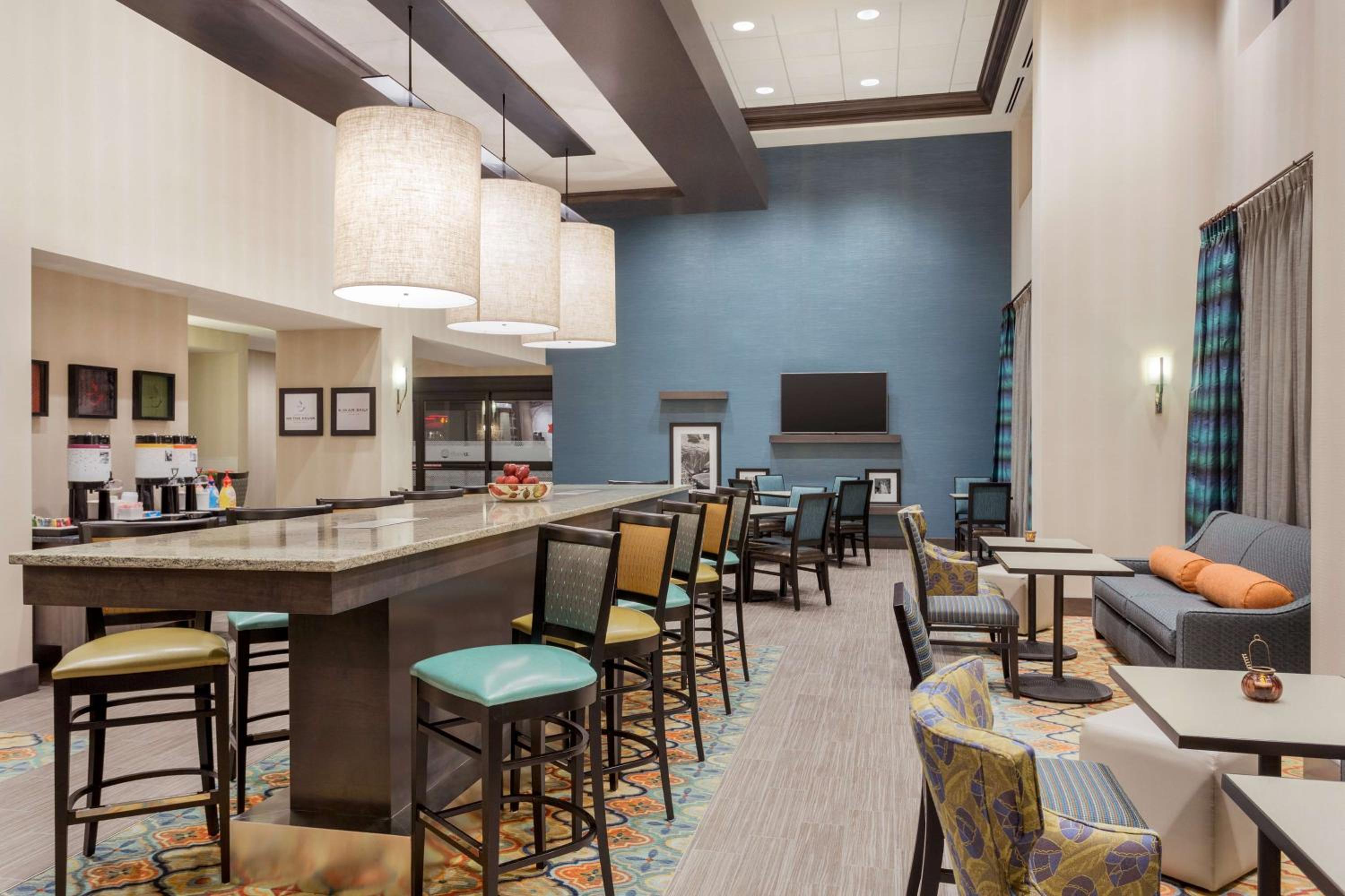 Des Moines Vacations - Hampton Inn  Suites West Des Moines Mill Civic - Property Image 4