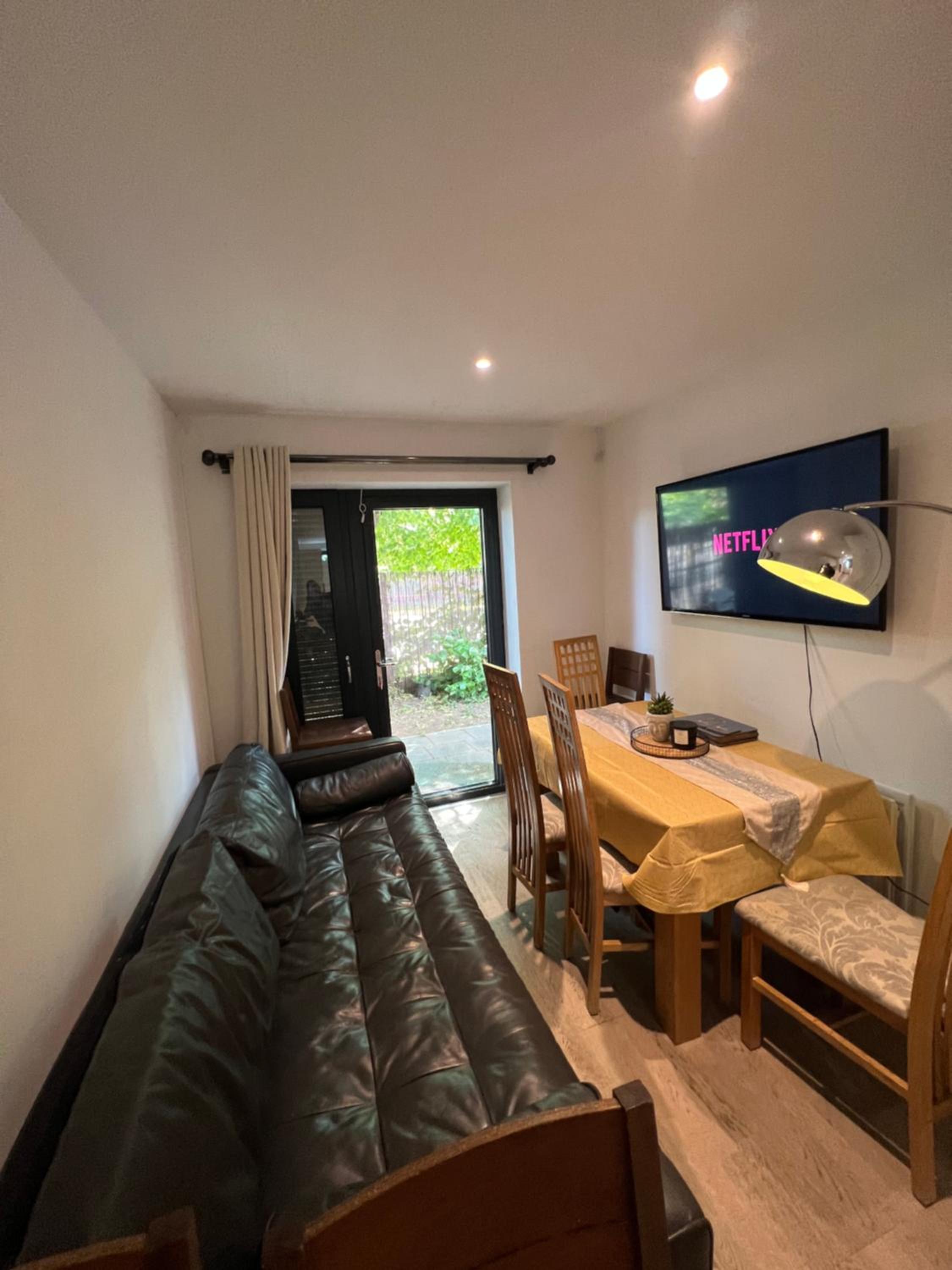 London Holiday Home Newly refurbished - Entire 4 Bedroom Private House with Kitchen, Living Room & private Garden - 1 Cape House London, Within 30 mins fro
