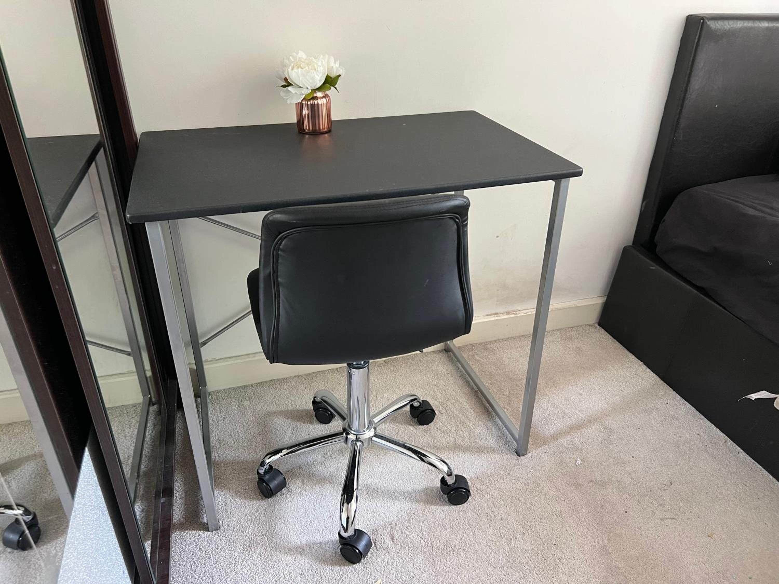 London Holiday Home Newly refurbished - Entire 4 Bedroom Private House with Kitchen, Living Room & private Garden - 1 Cape House London, Within 30 mins fro