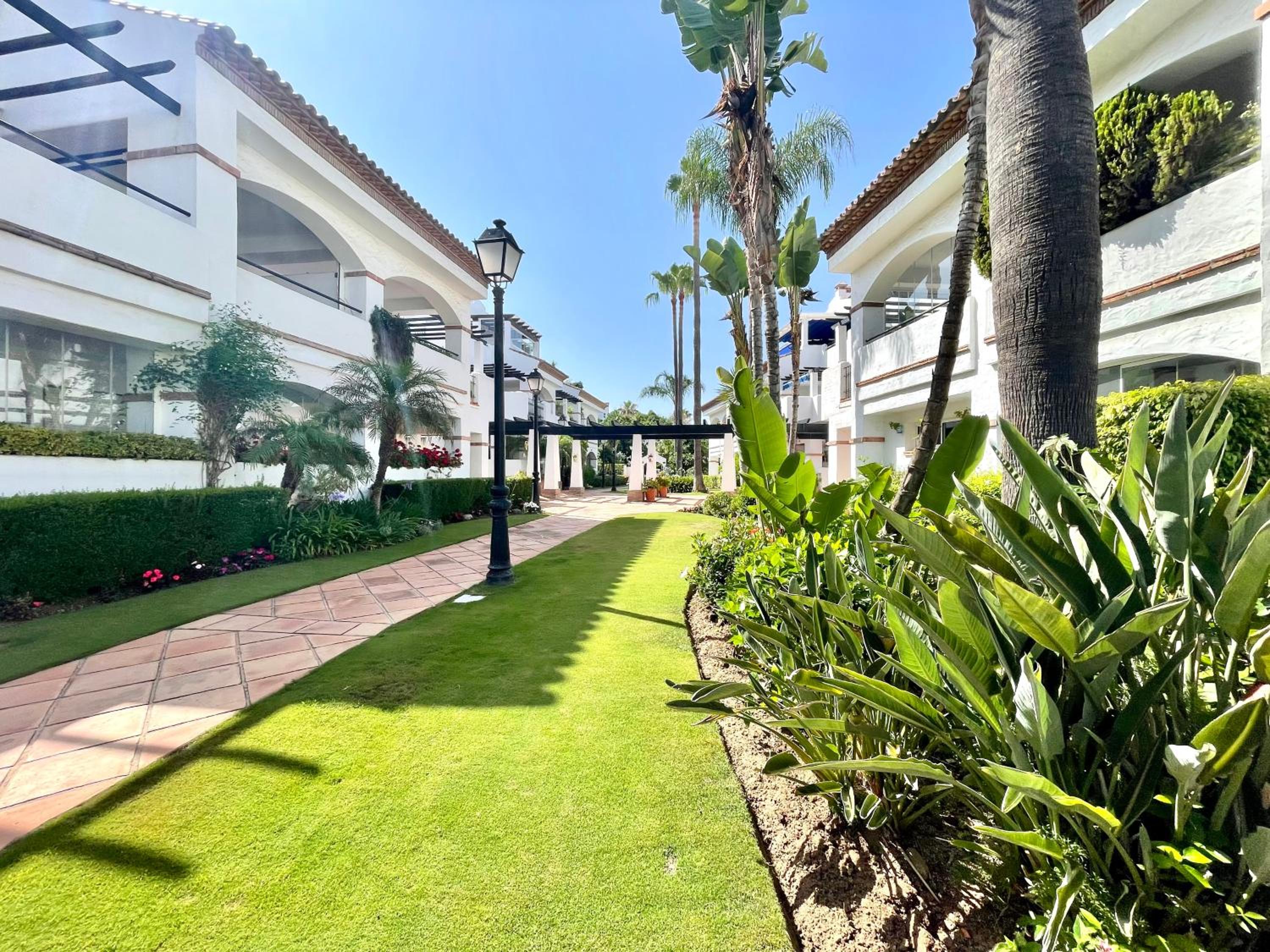 SOLGUEST Apt A 7 MINUTOS DE PUERTO BANUS 1ª LINEA PLAYA!!! view 4
