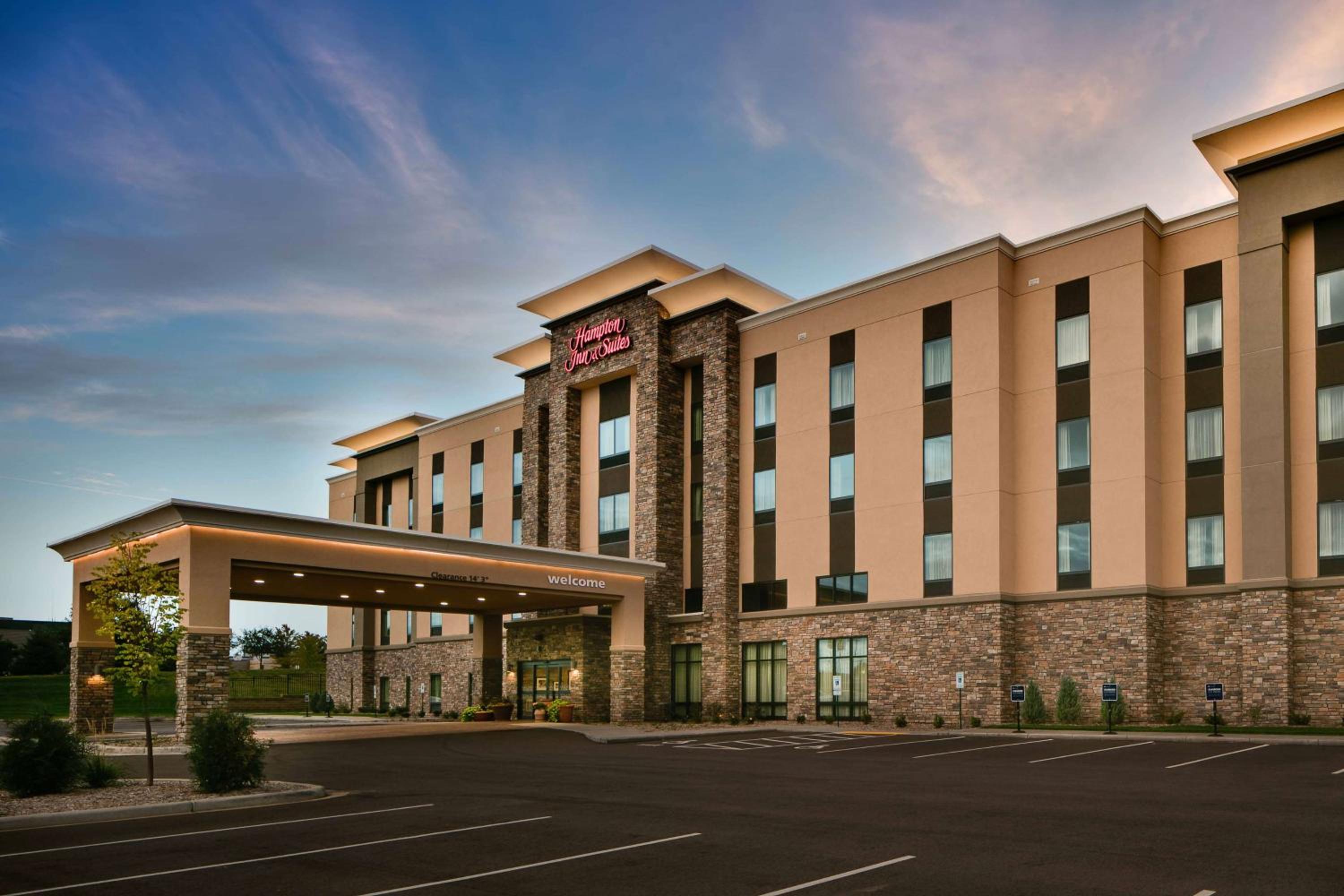 Minneapolis / St Paul Vacations - Hampton Inn  Suites-Hudson Wisconsin - Property Image 1