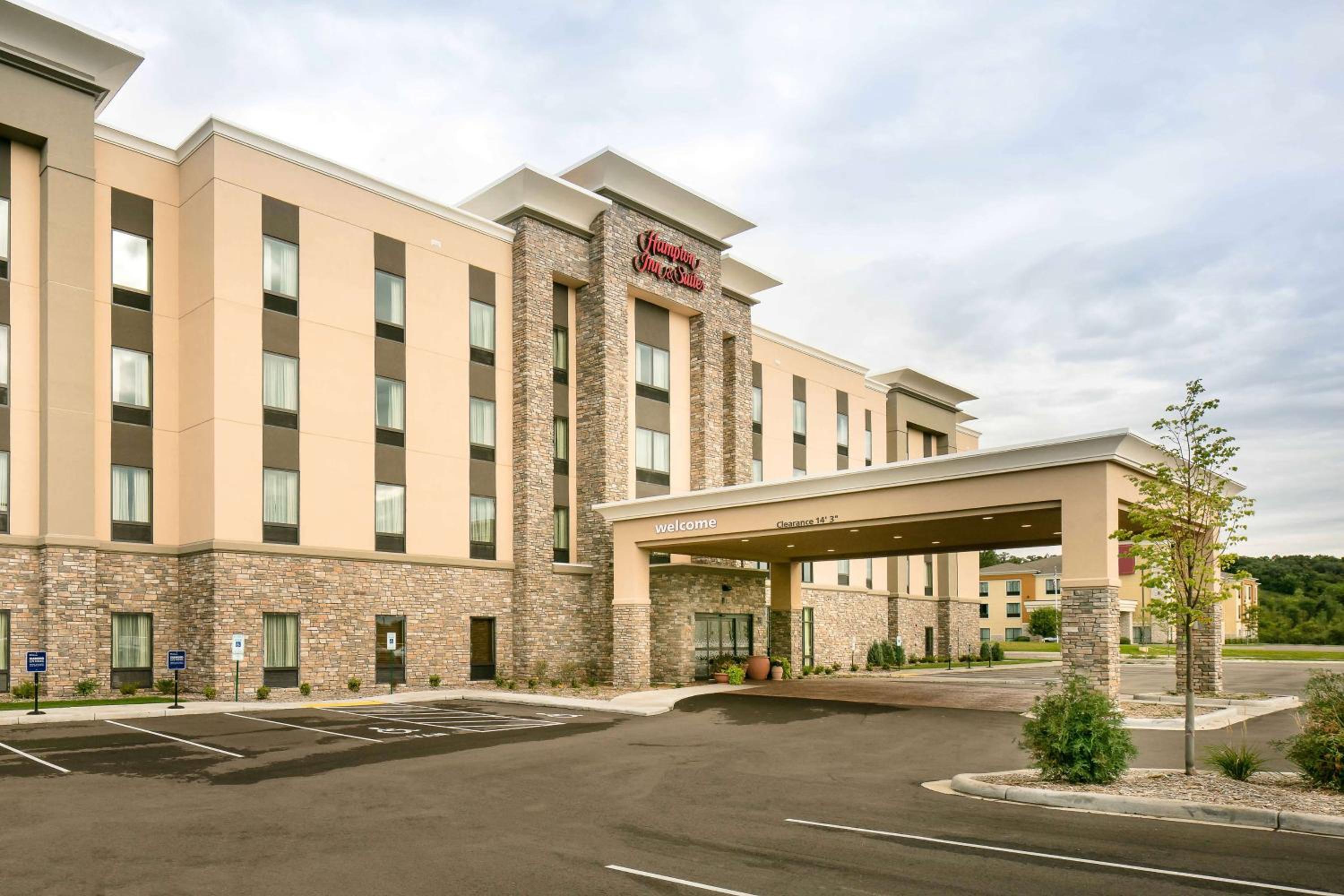 Hampton Inn  Suites-Hudson Wisconsin - Property Image 11