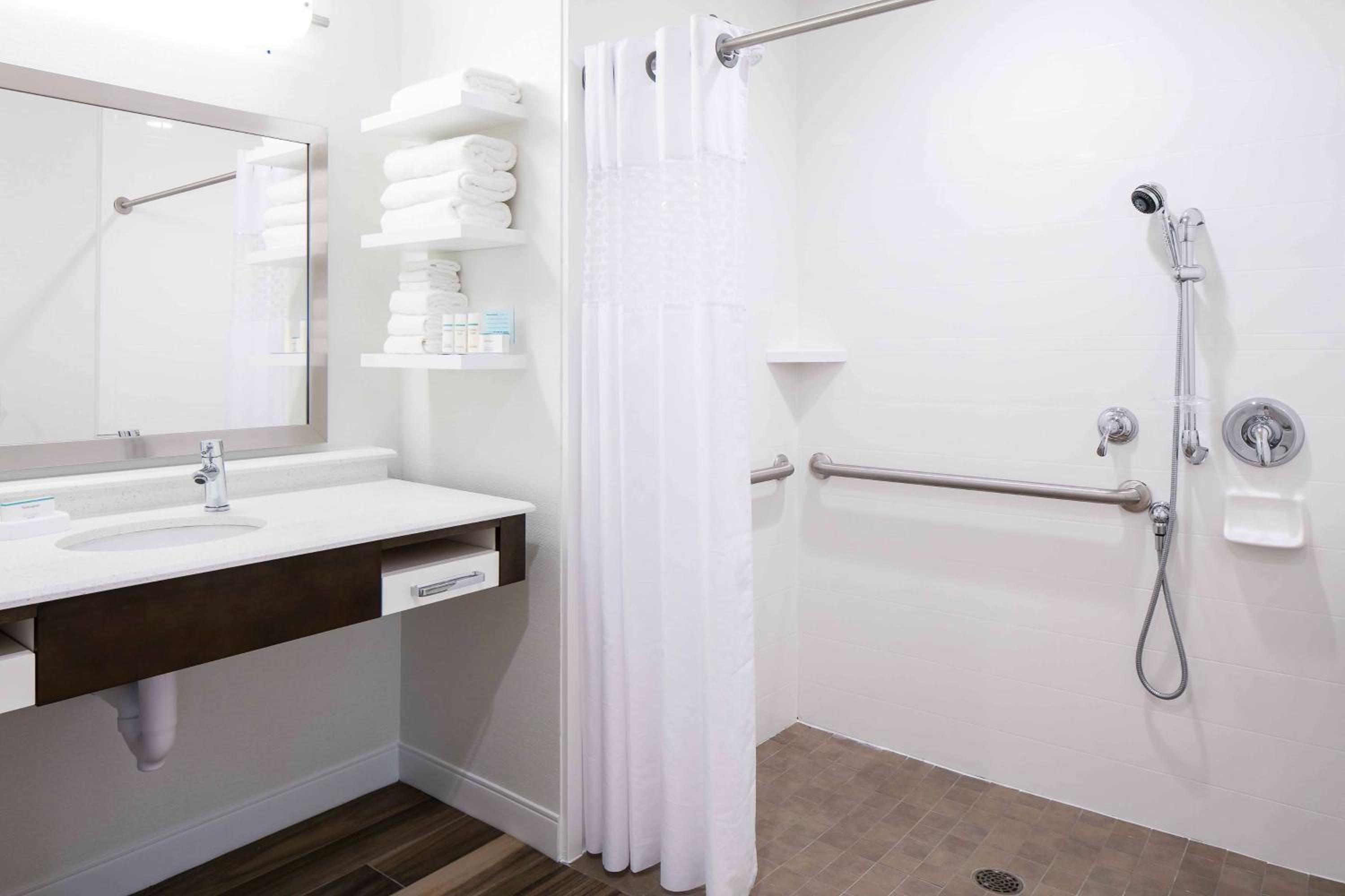 Hampton Inn  Suites-Hudson Wisconsin - Property Image 3