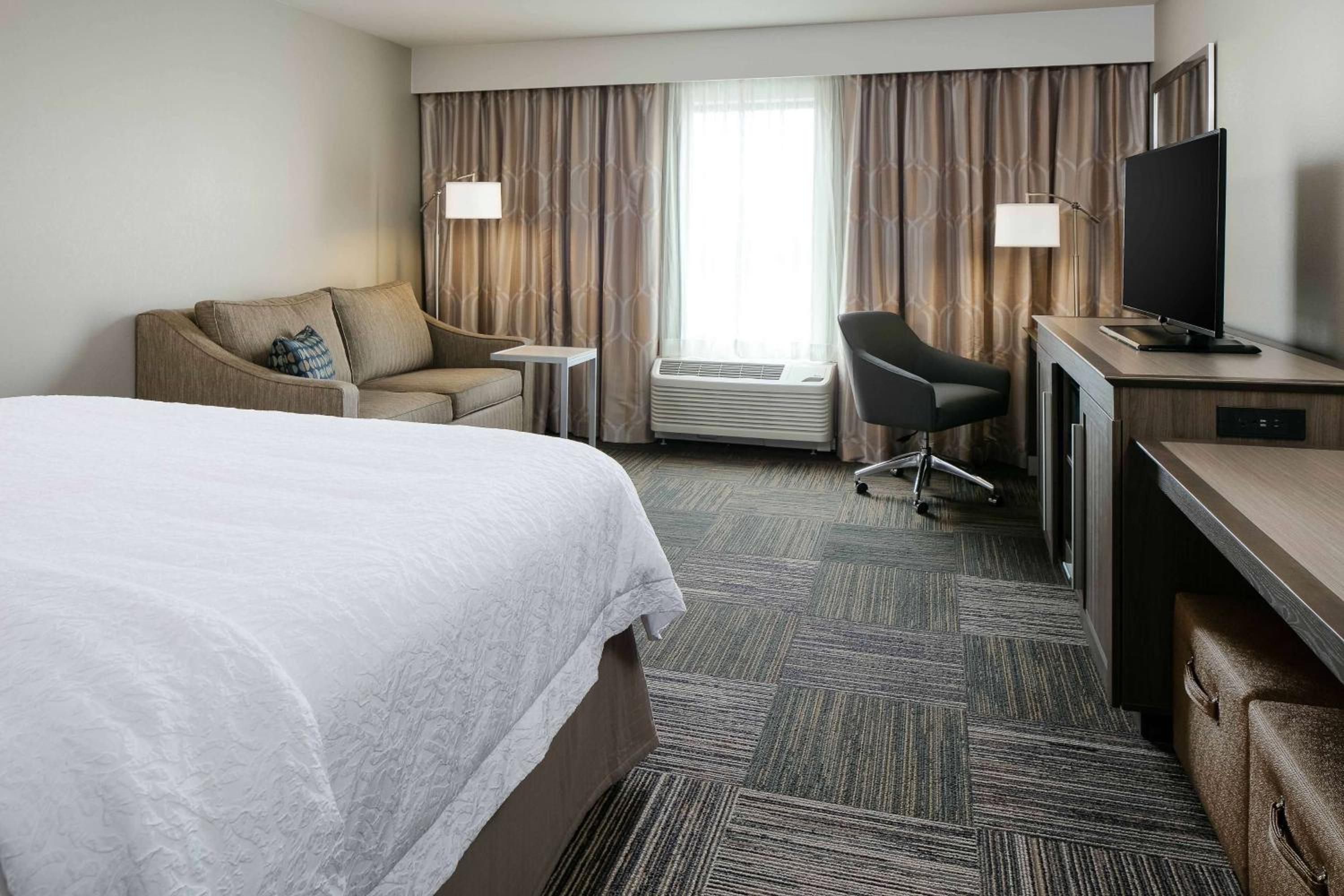 Hampton Inn  Suites-Hudson Wisconsin - Property Image 8