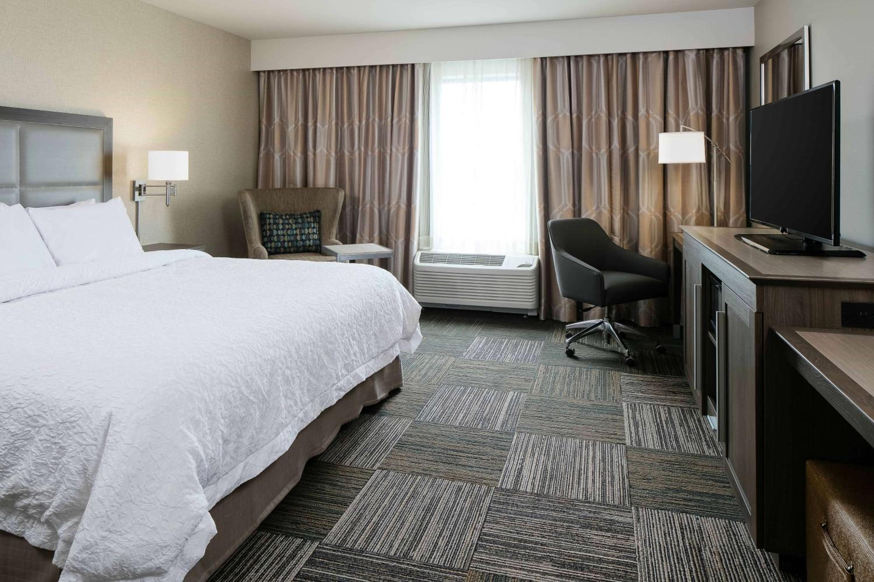 Hampton Inn  Suites-Hudson Wisconsin - Property Image 9