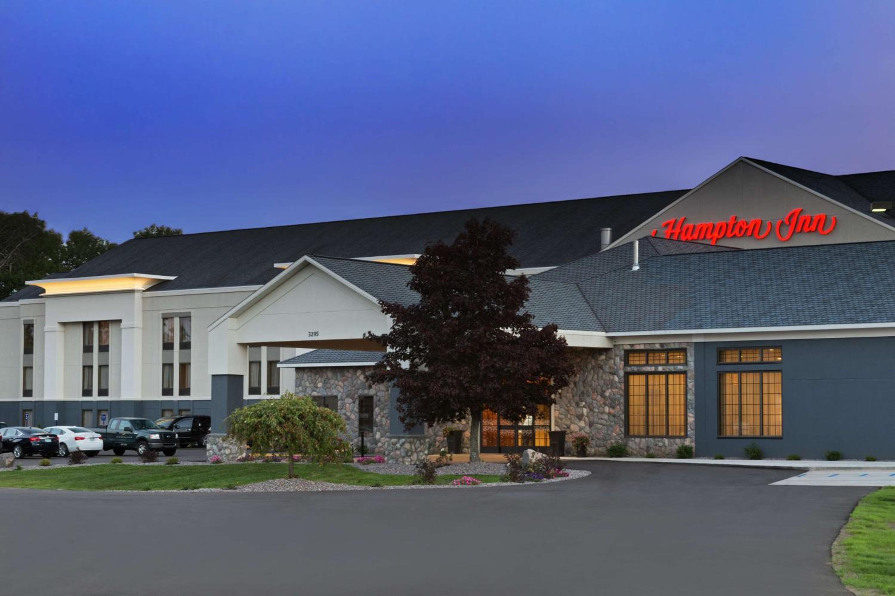 Sault Ste Marie Vacations - Hampton Inn Sault Ste Marie, MI - Property Image 1