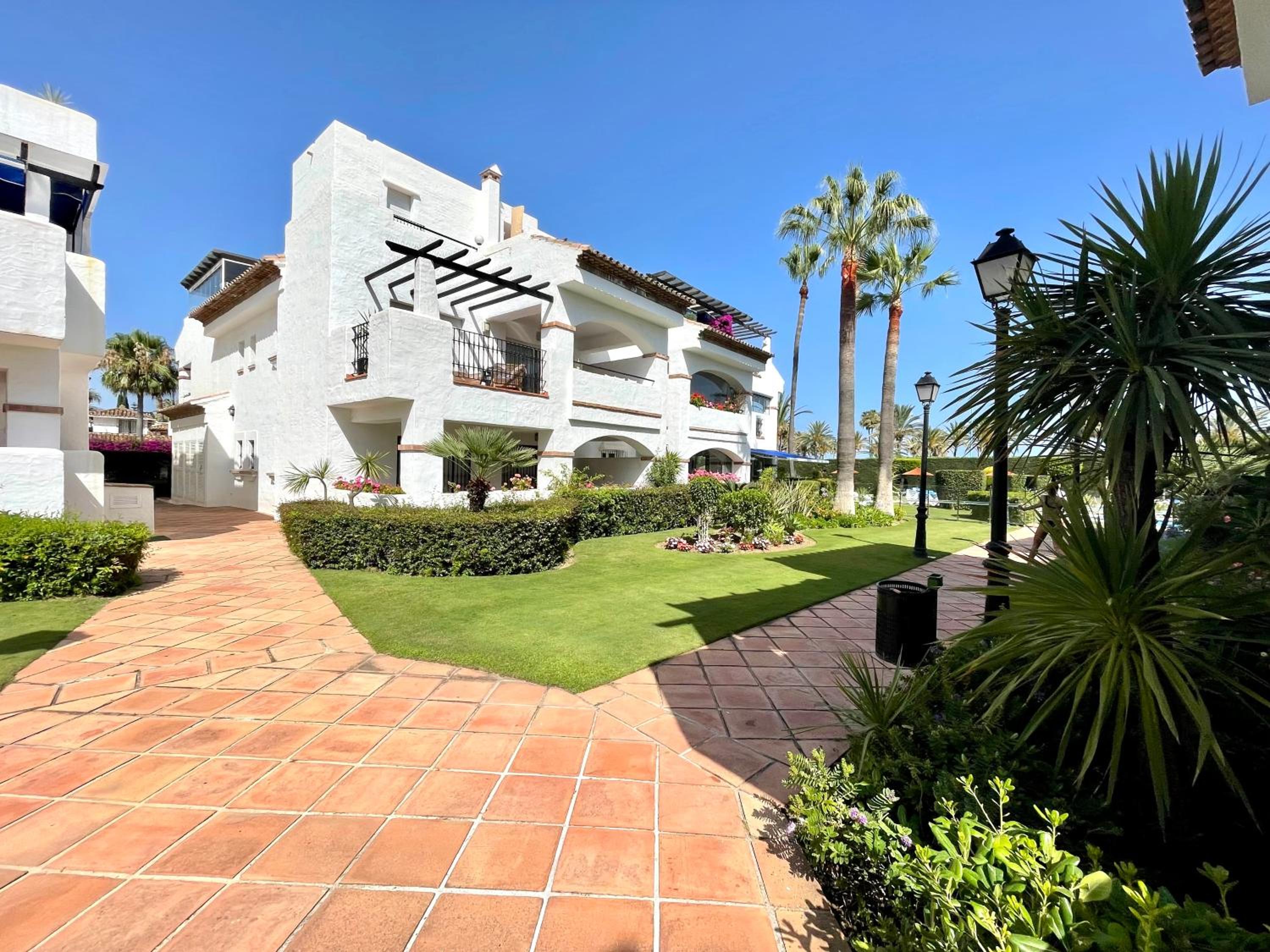 SOLGUEST Apt A 7 MINUTOS DE PUERTO BANUS 1ª LINEA PLAYA!!! view 3
