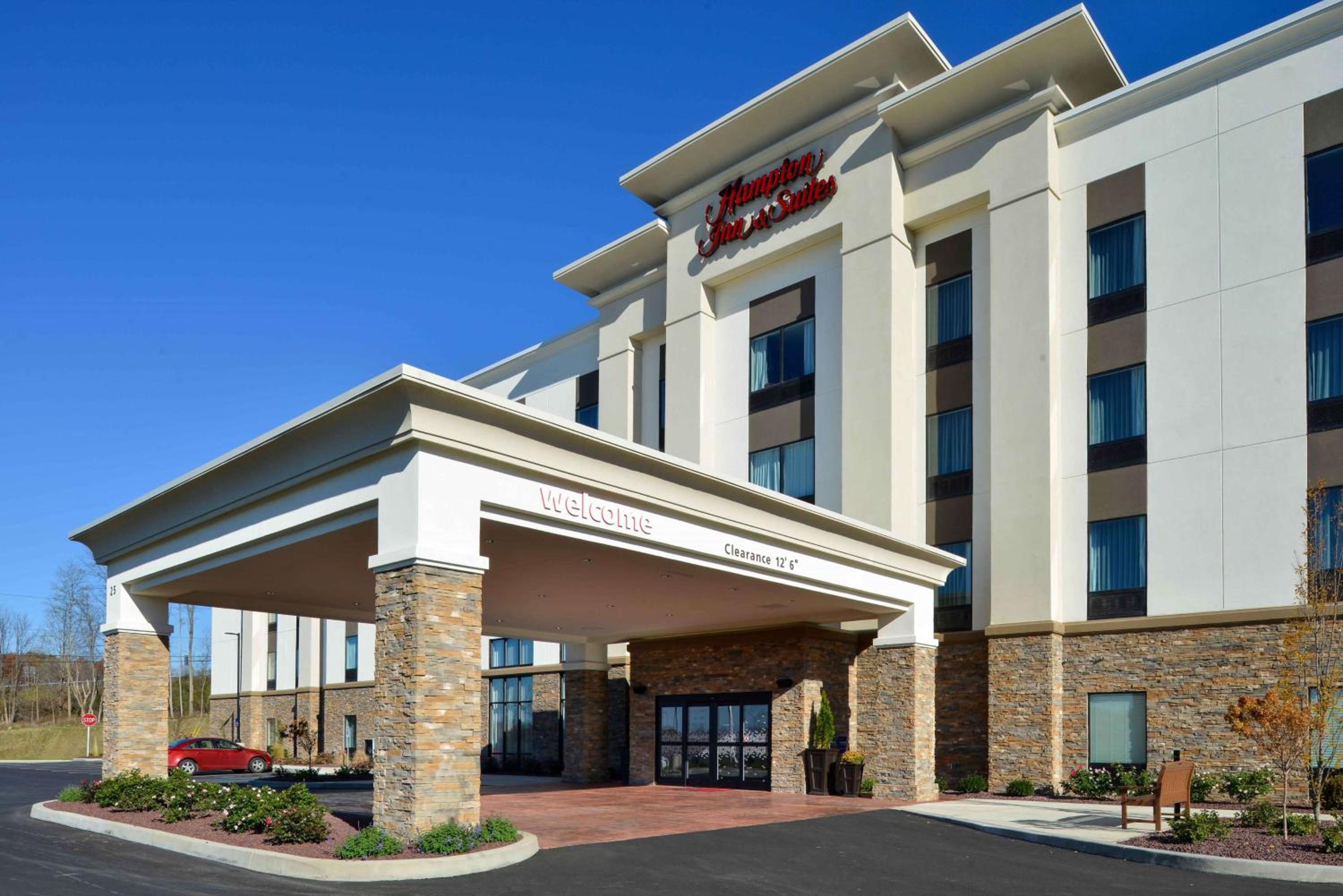 Hotel Hampton Inn & Suites Albany-East Greenbush, NY - Image 1