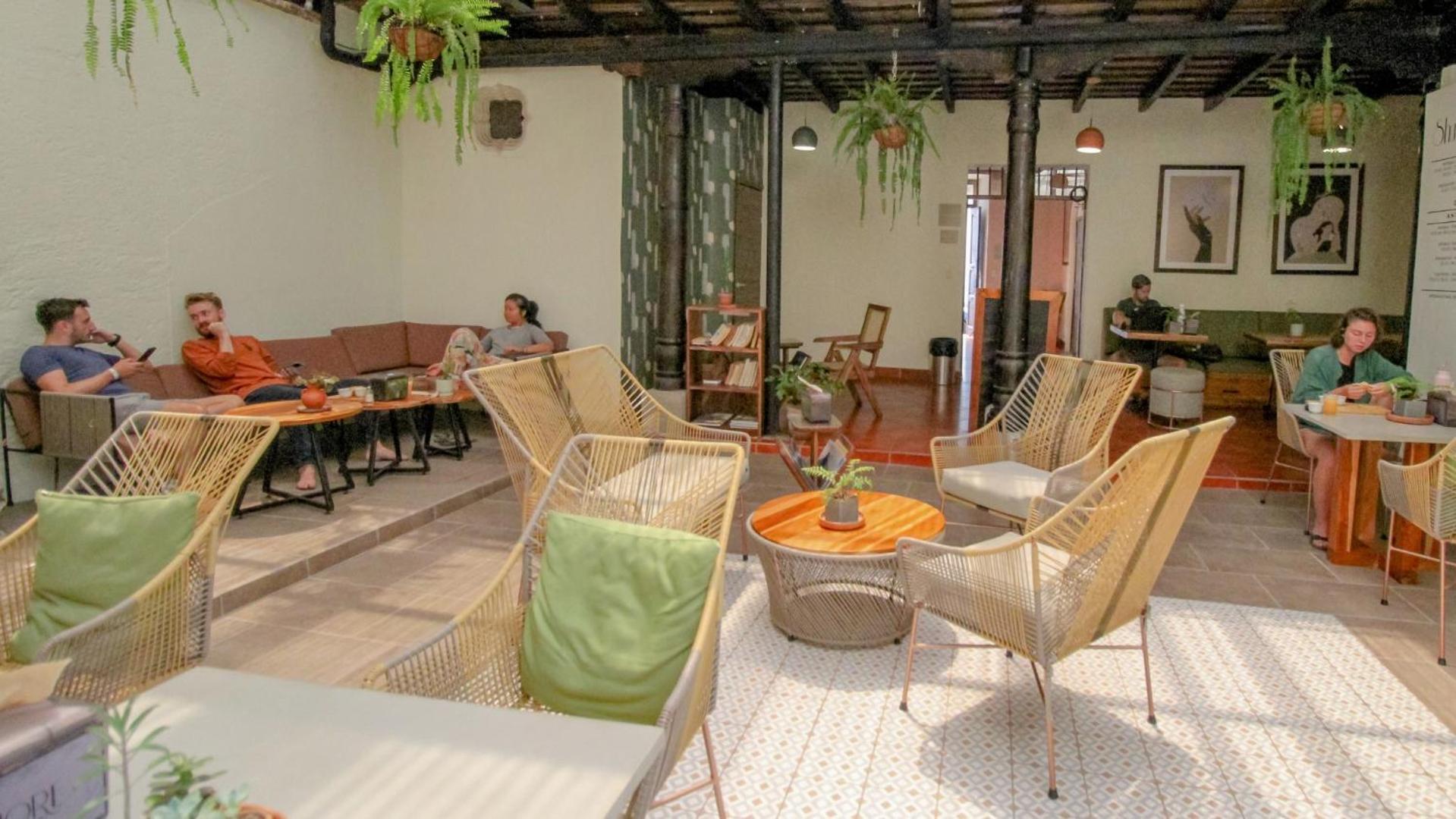 Flore Hostel