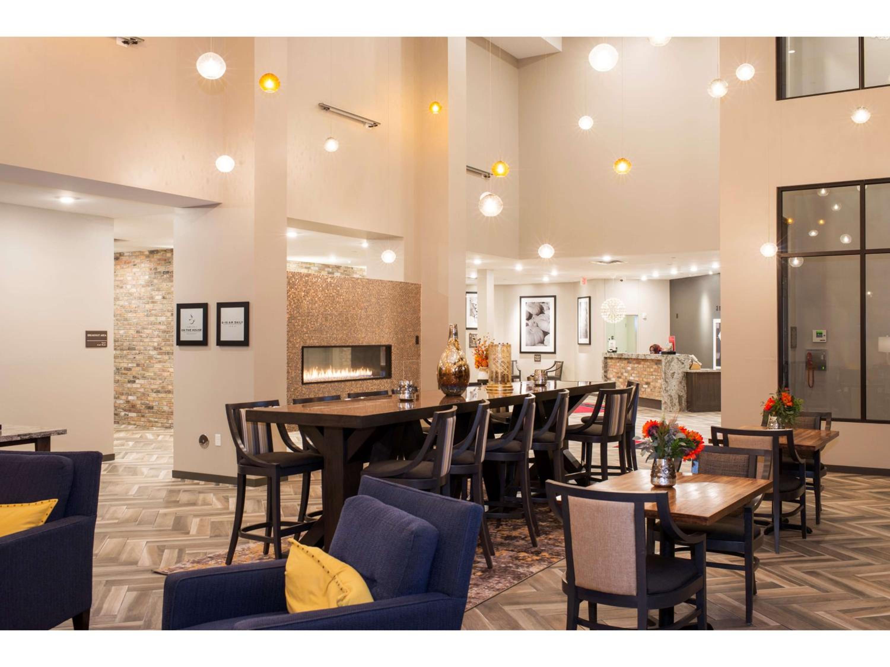 Hampton Inn and Suites Minneapolis University Area, MN 2