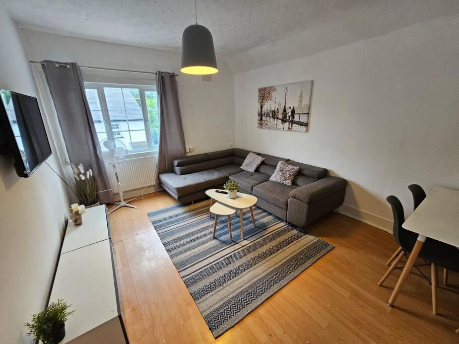 Stylish 2 Bed Apt - Harry Potter/ Leavesden Studios/Watford/Hemel Hempstead - Families/Professionals & Contractors Welcome - Serviced Accomodation view 5