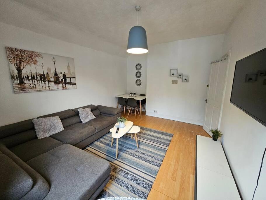 Stylish 2 Bed Apt - Harry Potter/ Leavesden Studios/Watford/Hemel Hempstead - Families/Professionals & Contractors Welcome - Serviced Accomodation view 3