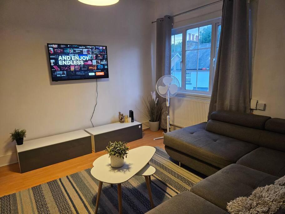 Stylish 2 Bed Apt - Harry Potter/ Leavesden Studios/Watford/Hemel Hempstead - Families/Professionals & Contractors Welcome - Serviced Accomodation view 4