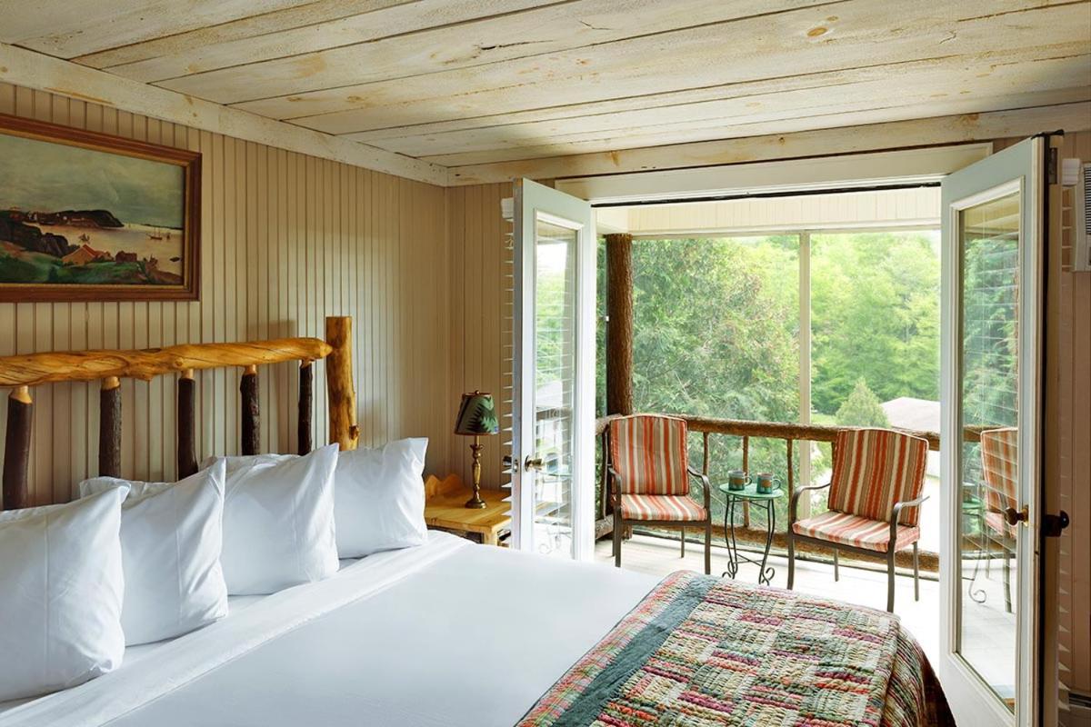 Friends Lake Inn