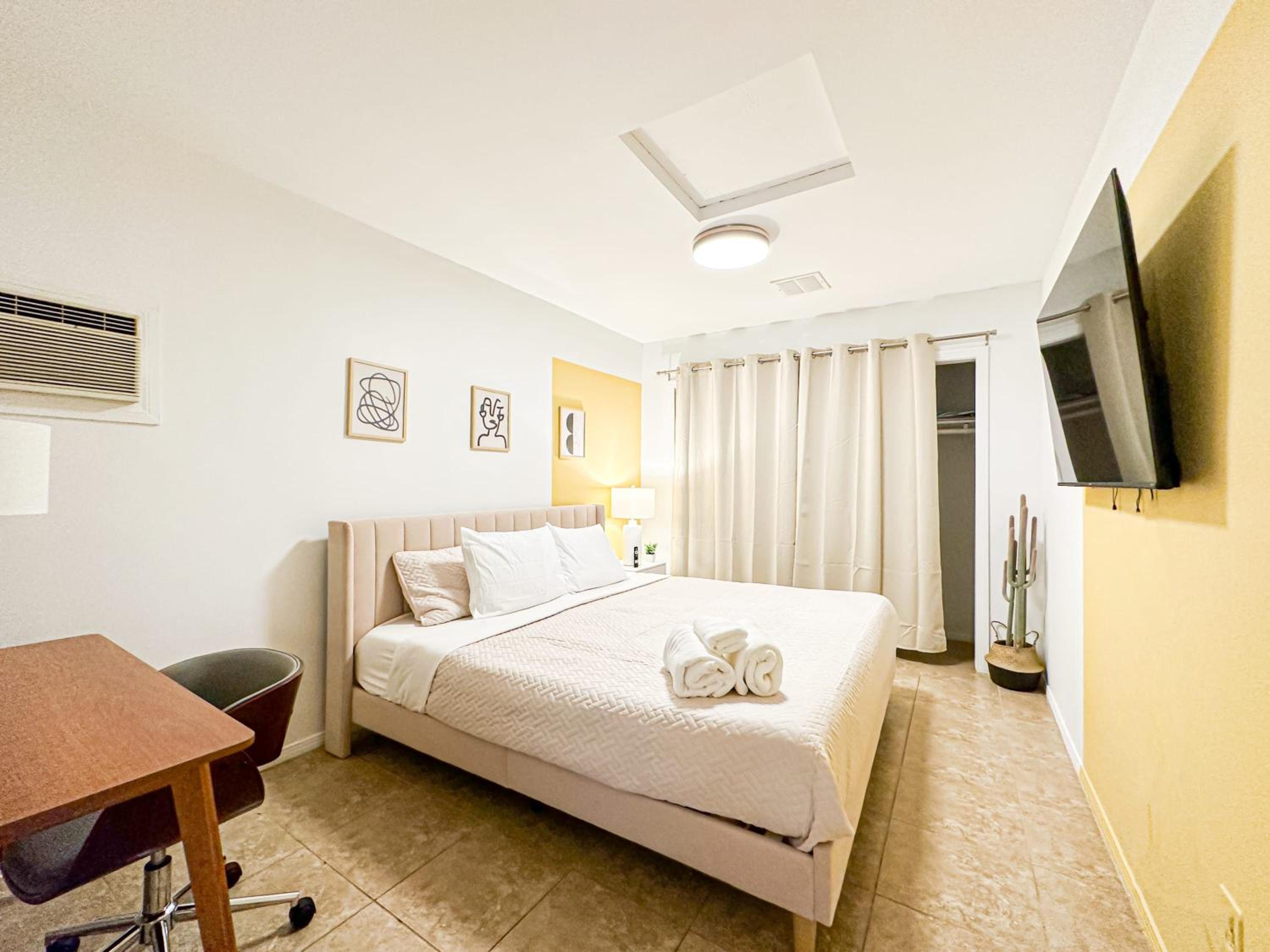 Burbank Vacations - Charming 1 BR Poolside Retreat - Lou2-Bur - Property Image 3