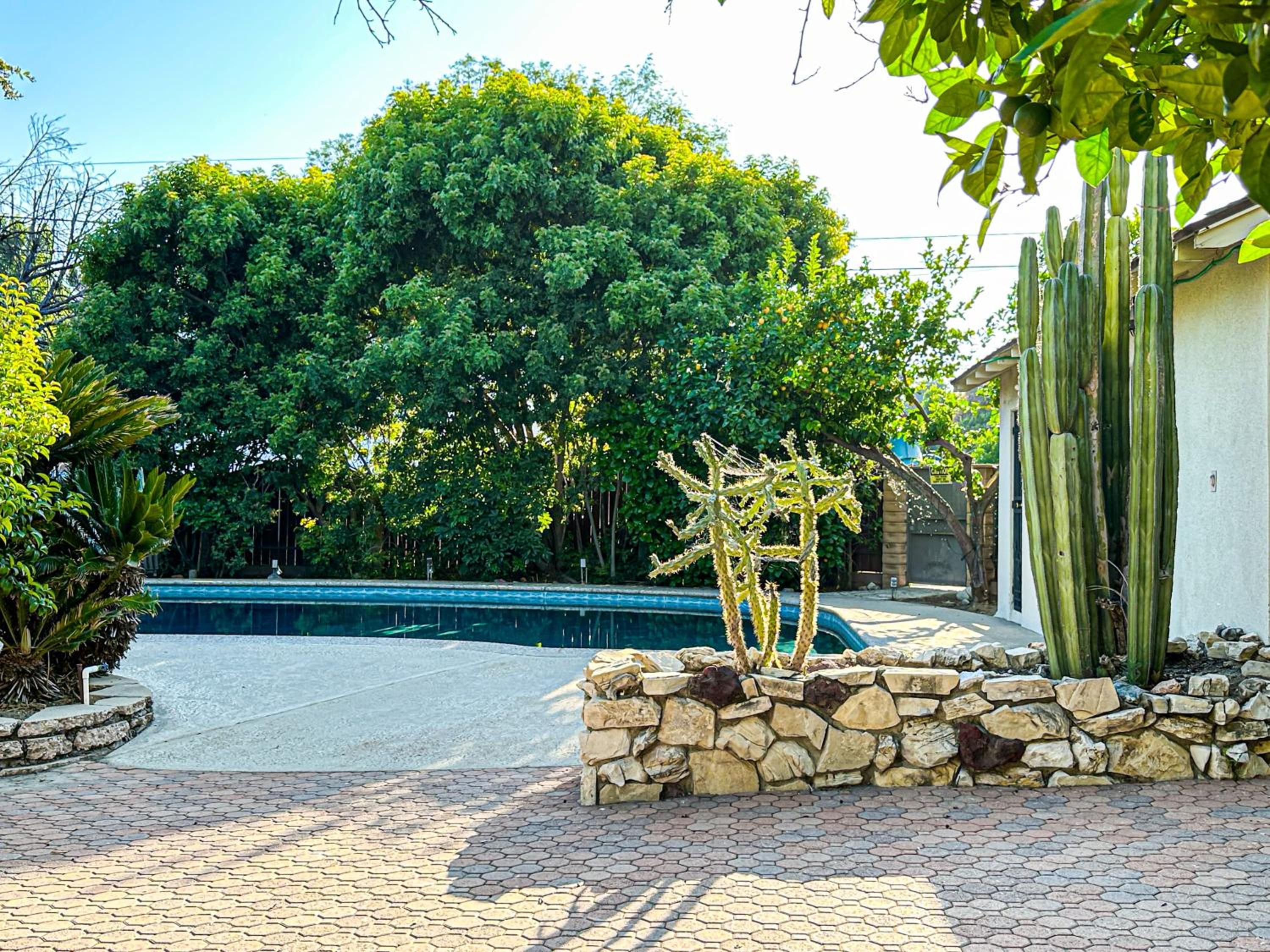 Burbank Vacations - Charming 1 BR Poolside Retreat - Lou2-Bur - Property Image 4