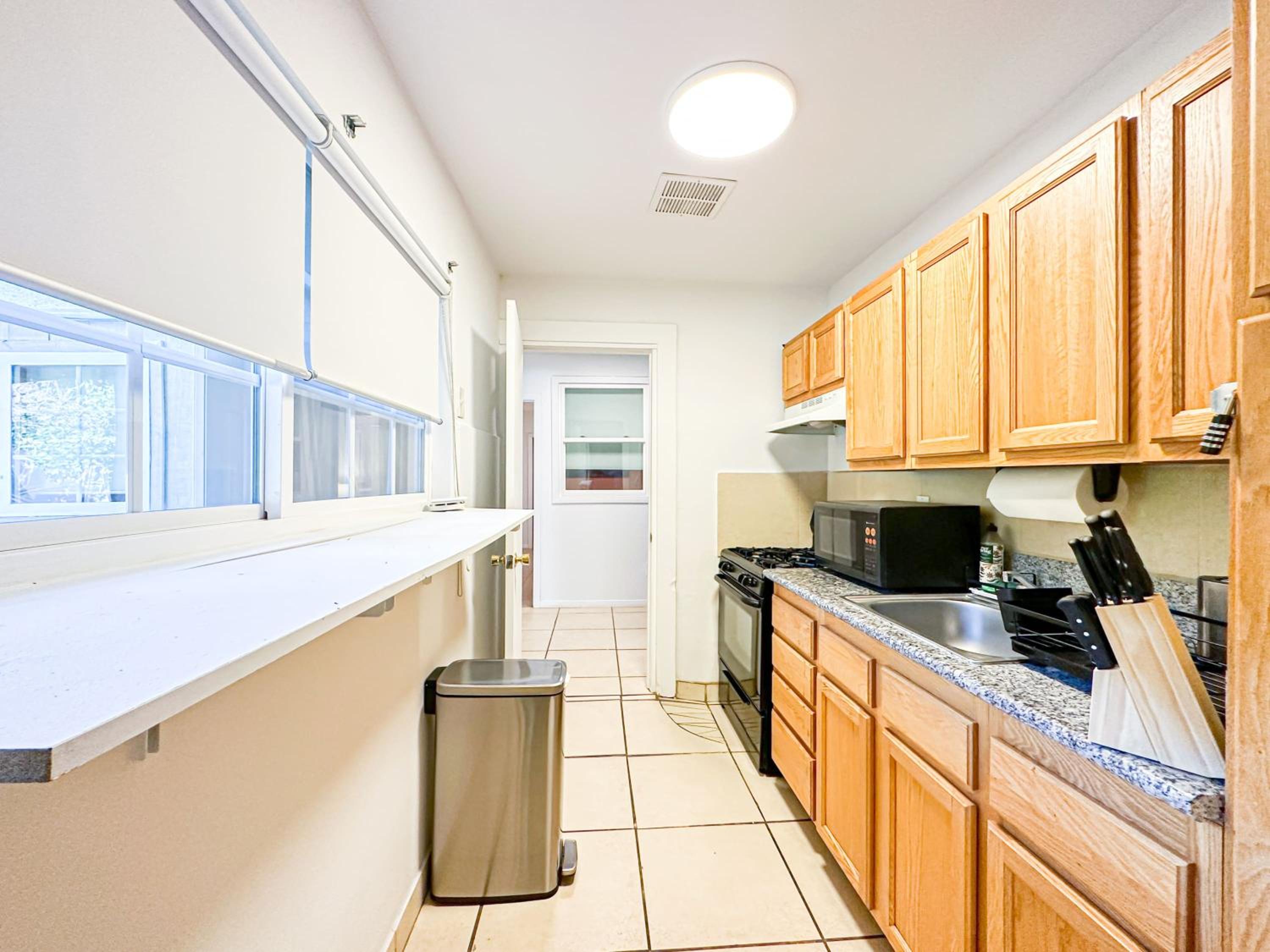 Burbank Vacations - Charming 1 BR Poolside Retreat - Lou2-Bur - Property Image 8