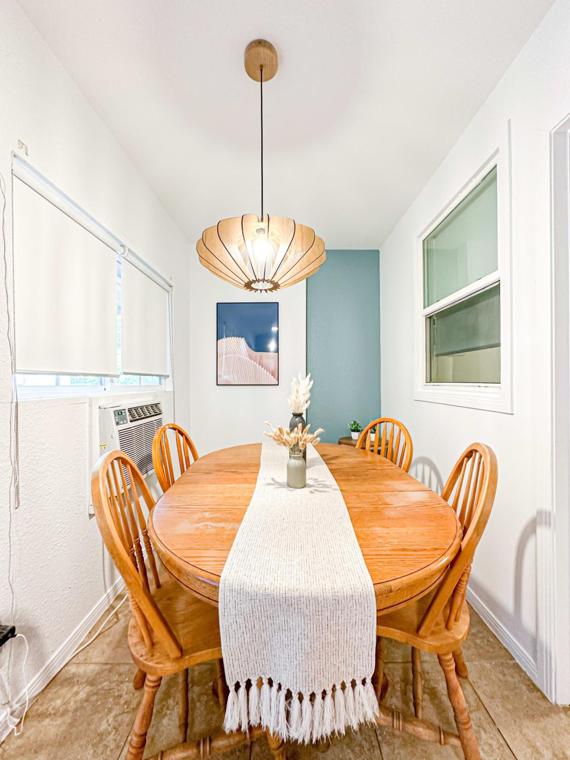 Burbank Vacations - Charming 1 BR Poolside Retreat - Lou2-Bur - Property Image 7