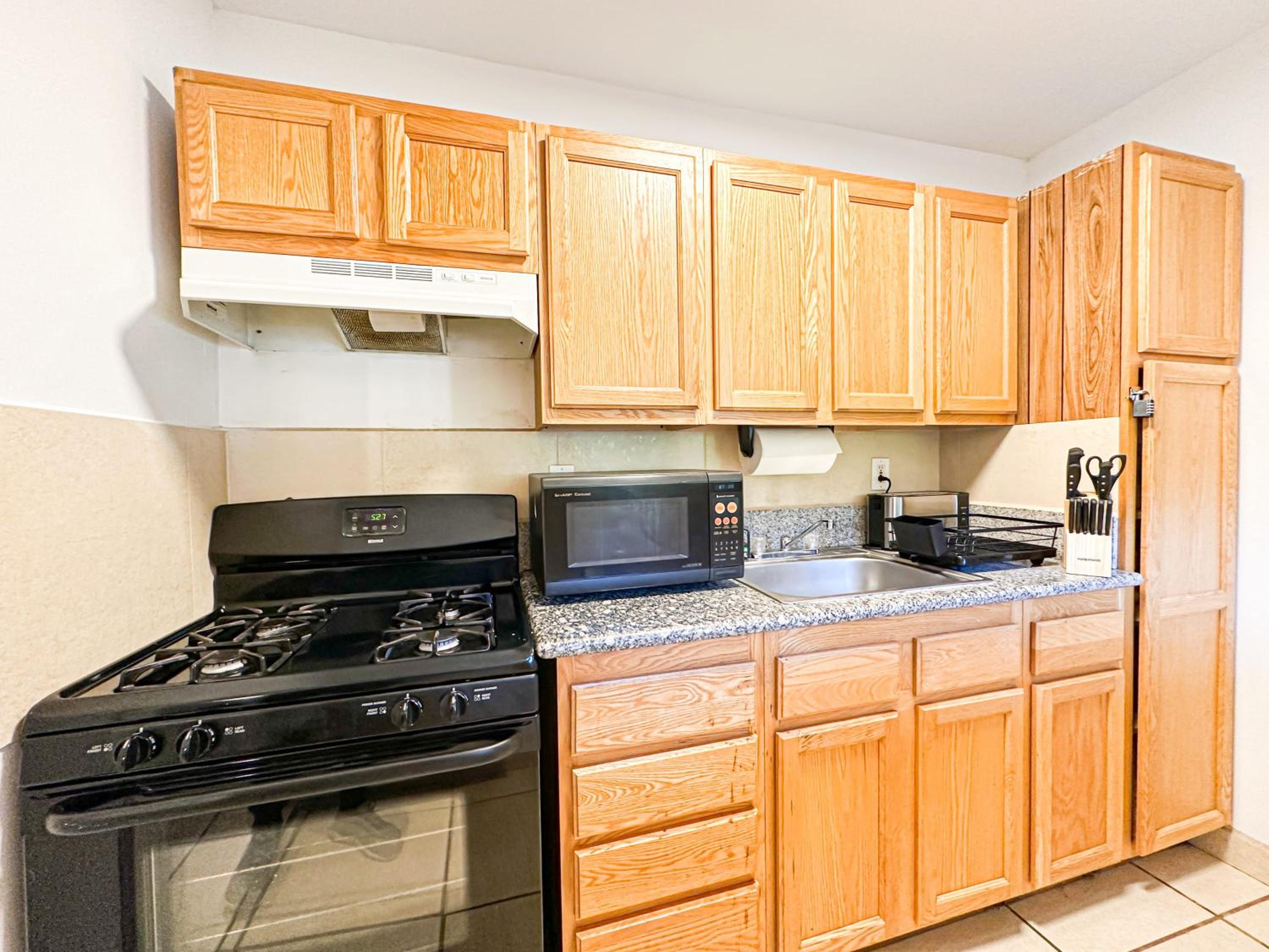 Burbank Vacations - Charming 1 BR Poolside Retreat - Lou2-Bur - Property Image 14
