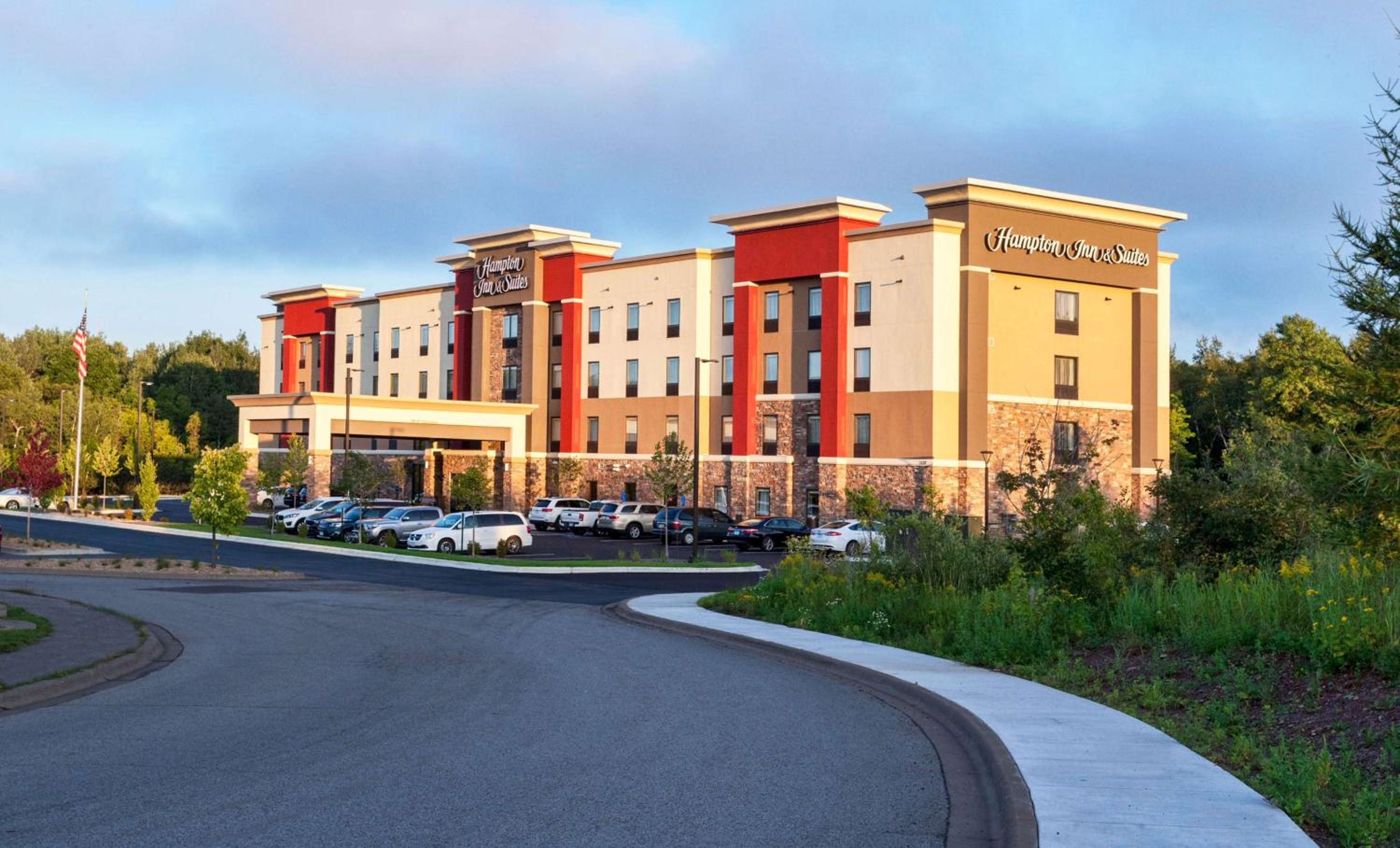 Hotel Hampton Inn & Suites Duluth North Mn - Image 1