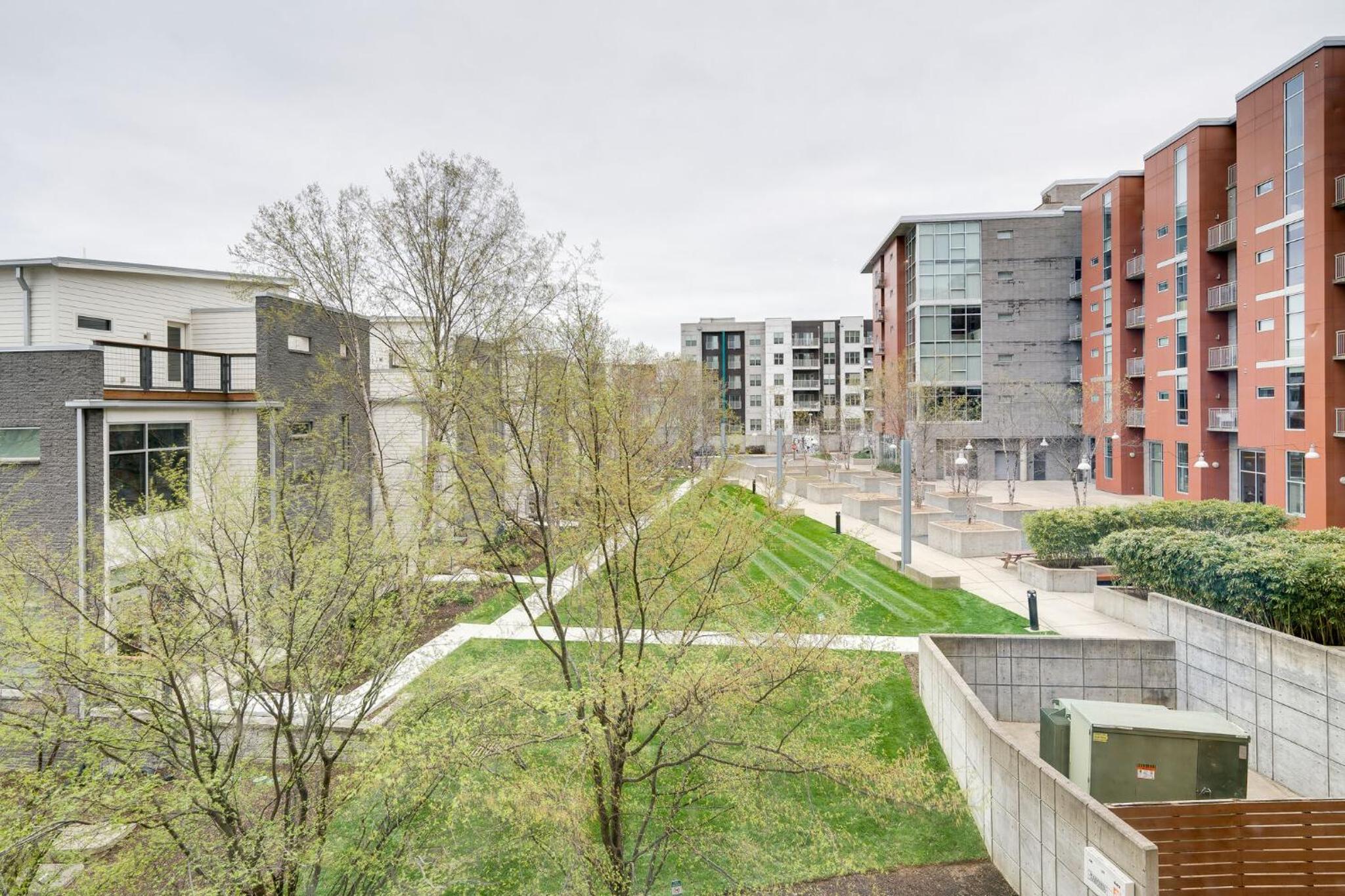 Smart, Stylish Music City Condo - Concierge, Restaurants, Gym, Rooftop Patio, Parking view 2