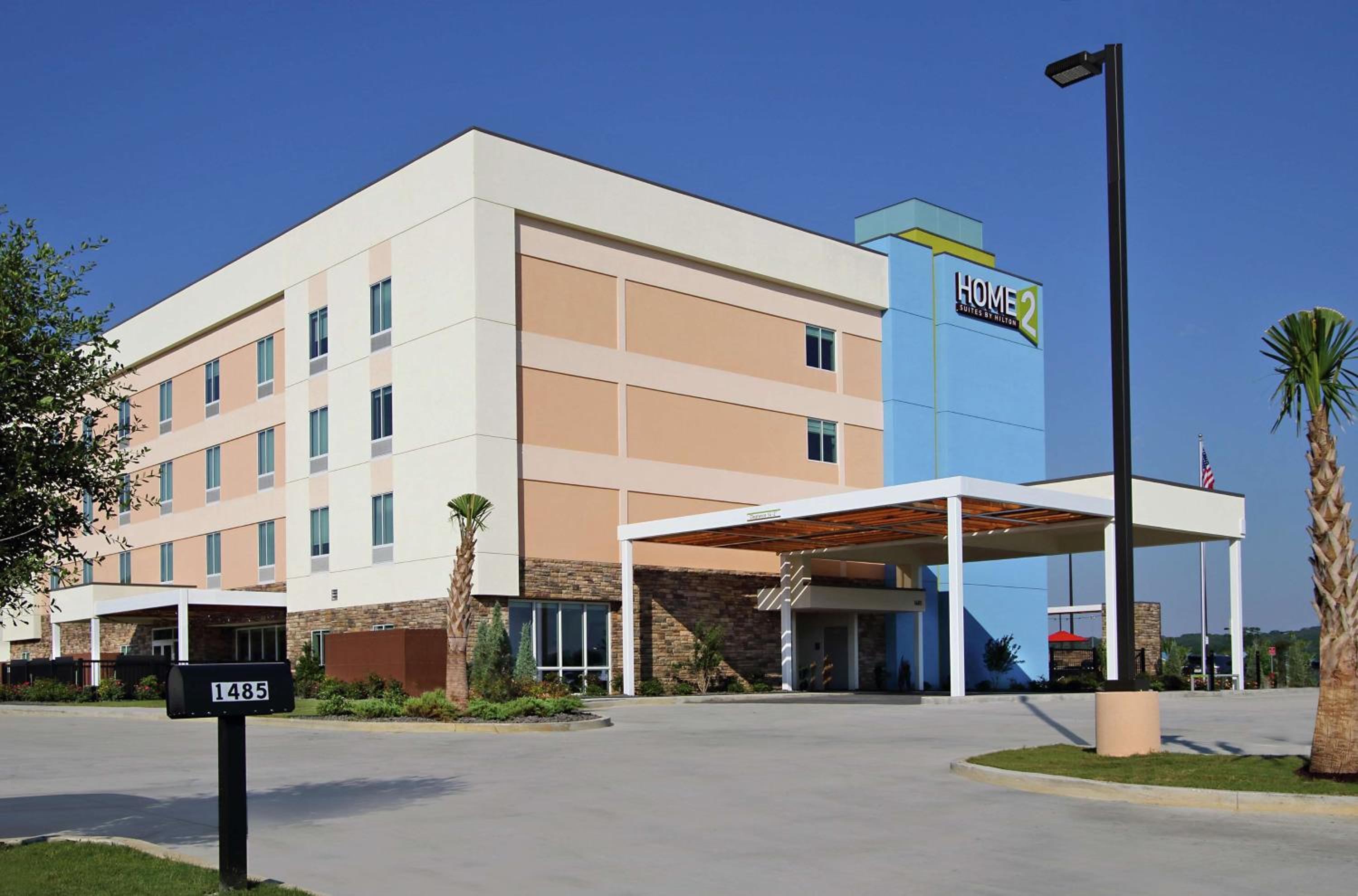 Hotel Home2 Suites by Hilton Mobile I-65 Government Boulevard - Image 1