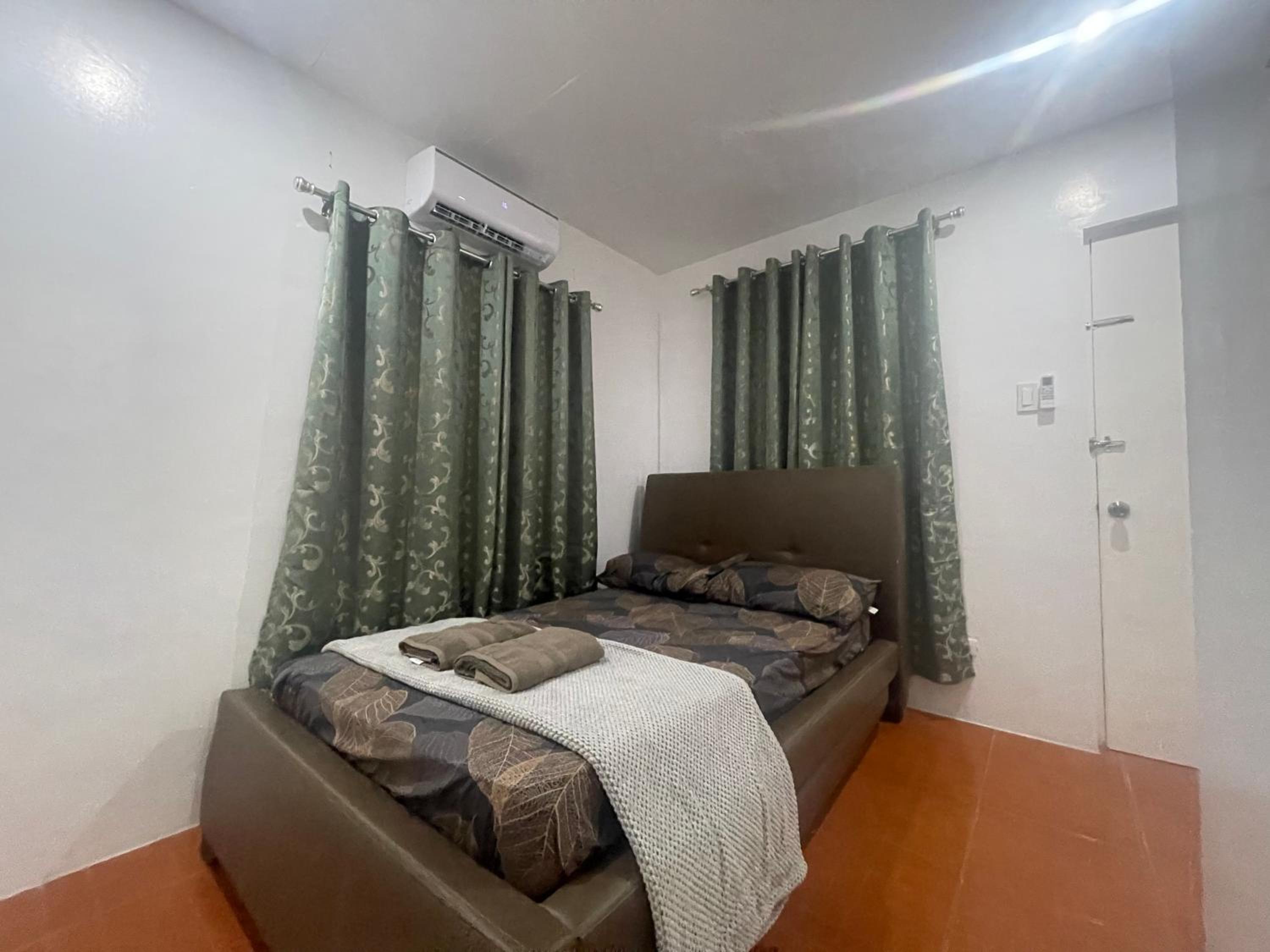 Modern Cozy 3BR Near Air-conditioned & Free Parking view 3