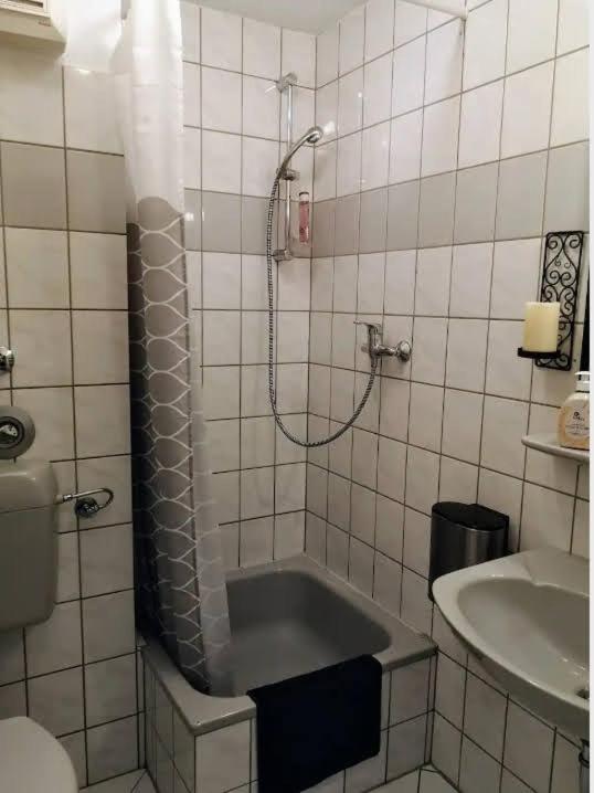 Wuppertal-Ronsdorf 1-3 Betten Personen Wohnung Ferienwohnungen Appartement Monteurwohnung bei Merih