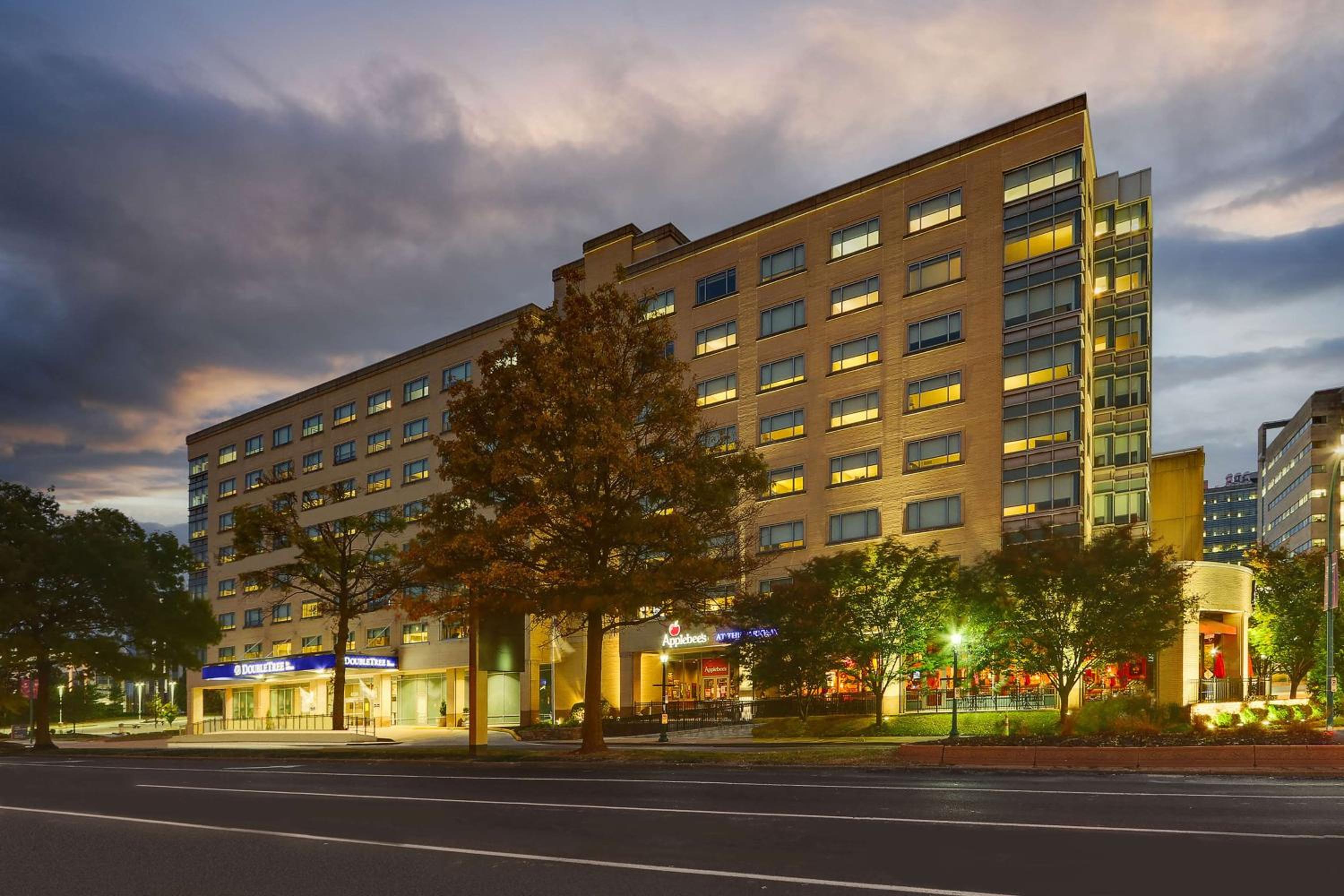 Hotel DoubleTree by Hilton St. Louis Forest Park - Image 1