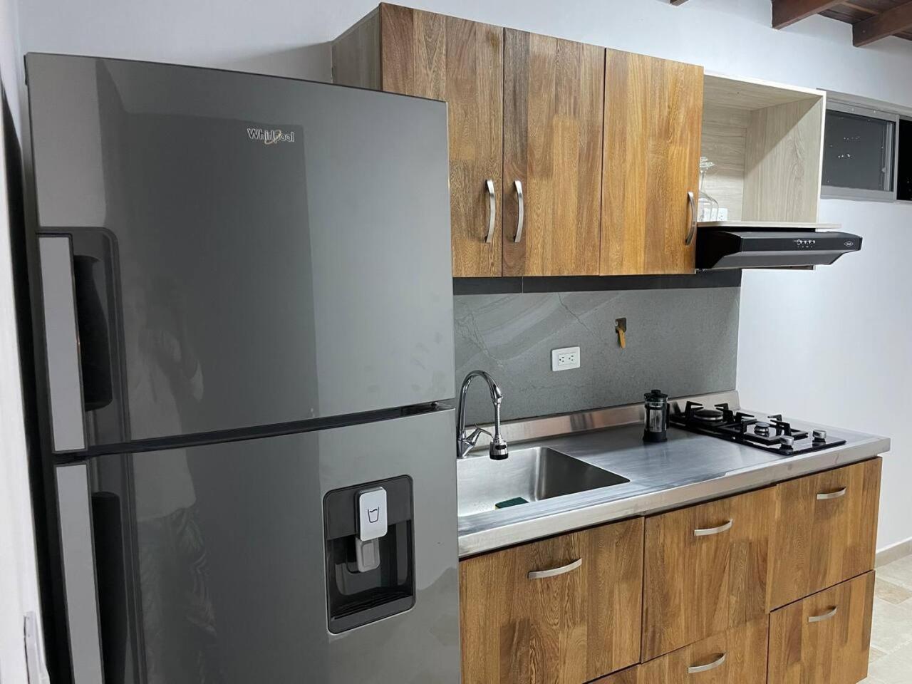 Apartamento en San Marcos Envigado con Aire C, Balcón WIFI, Central y dotado