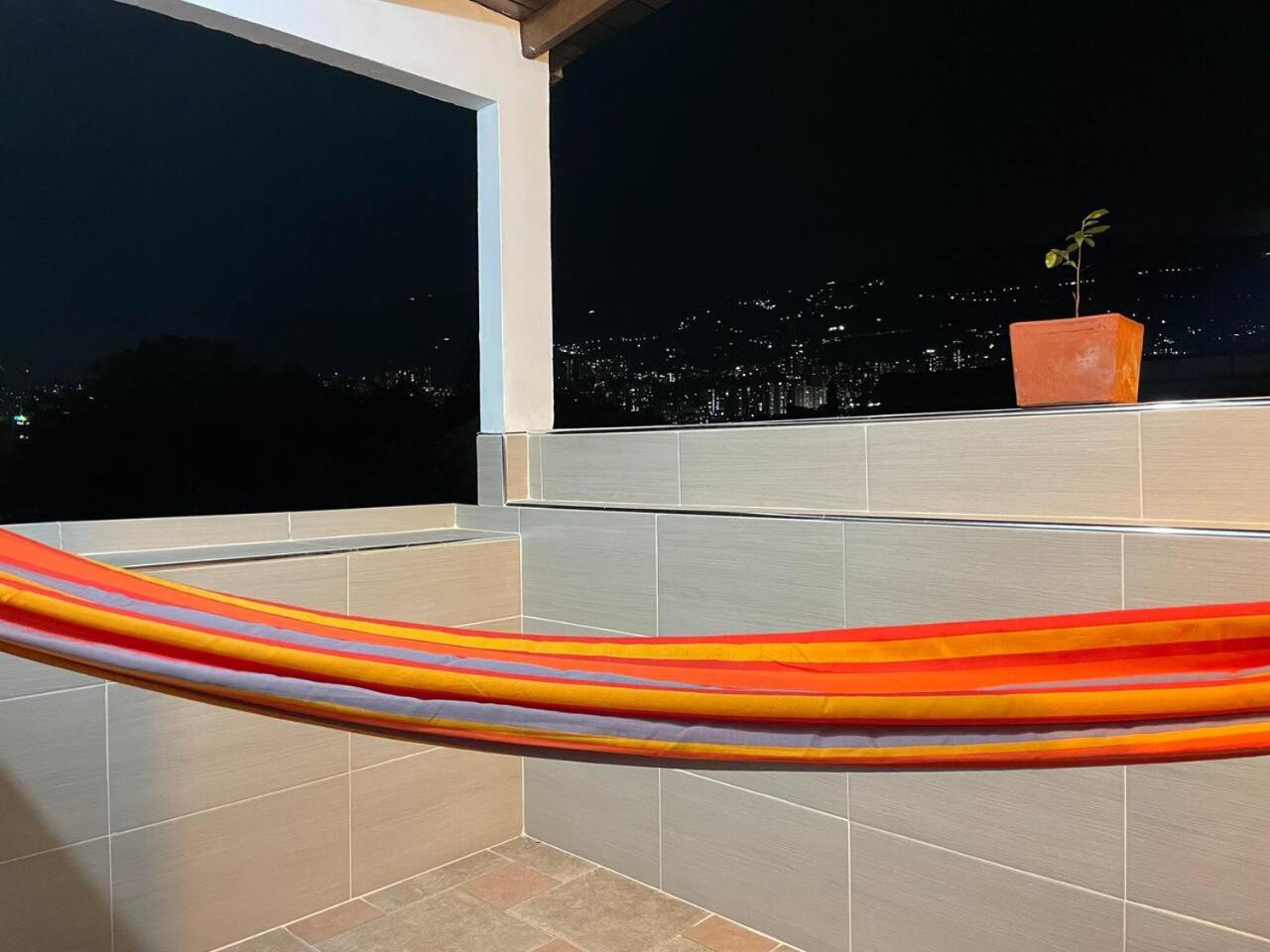 Apartamento en San Marcos Envigado con Aire C, Balcón WIFI, Central y dotado