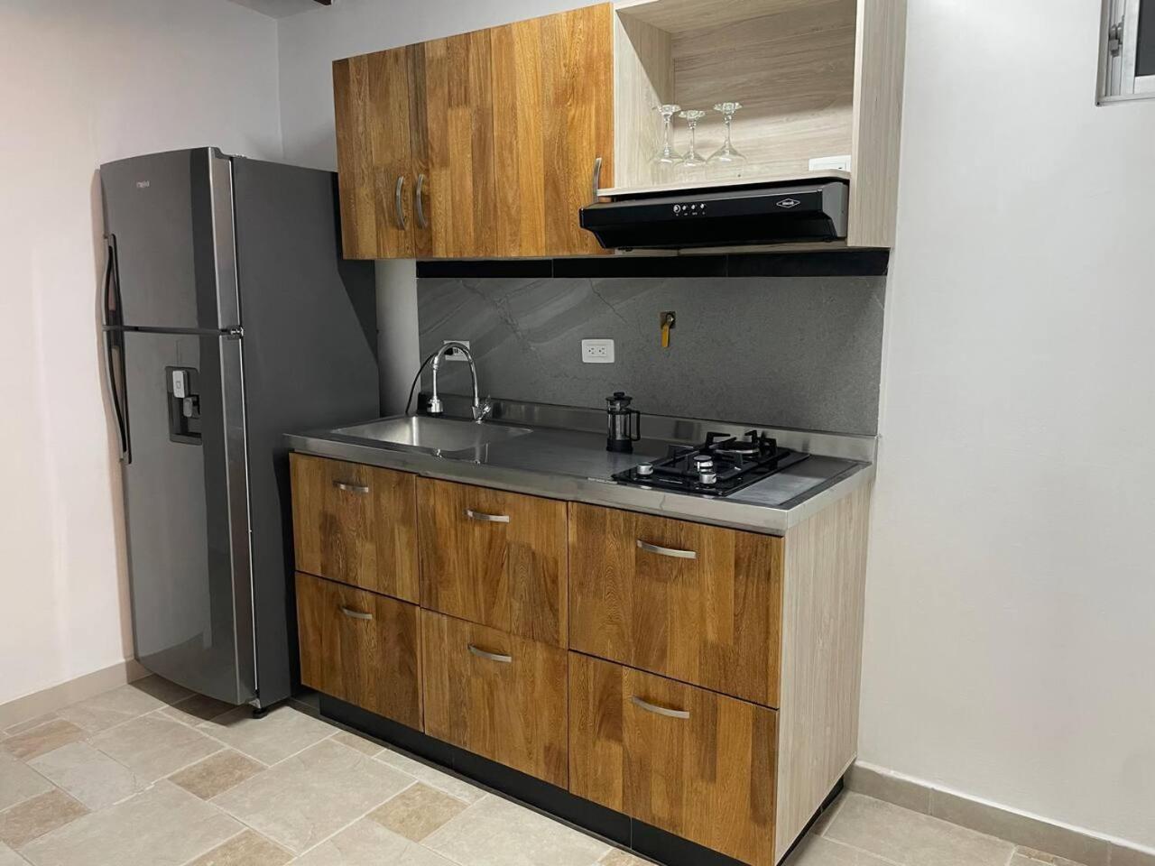 Apartamento en San Marcos Envigado con Aire C, Balcón WIFI, Central y dotado