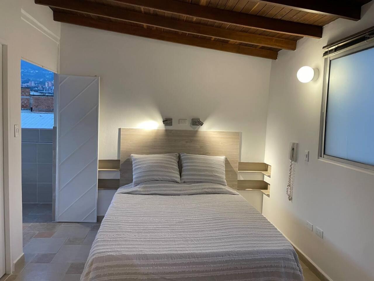Apartamento en San Marcos Envigado con Aire C, Balcón WIFI, Central y dotado