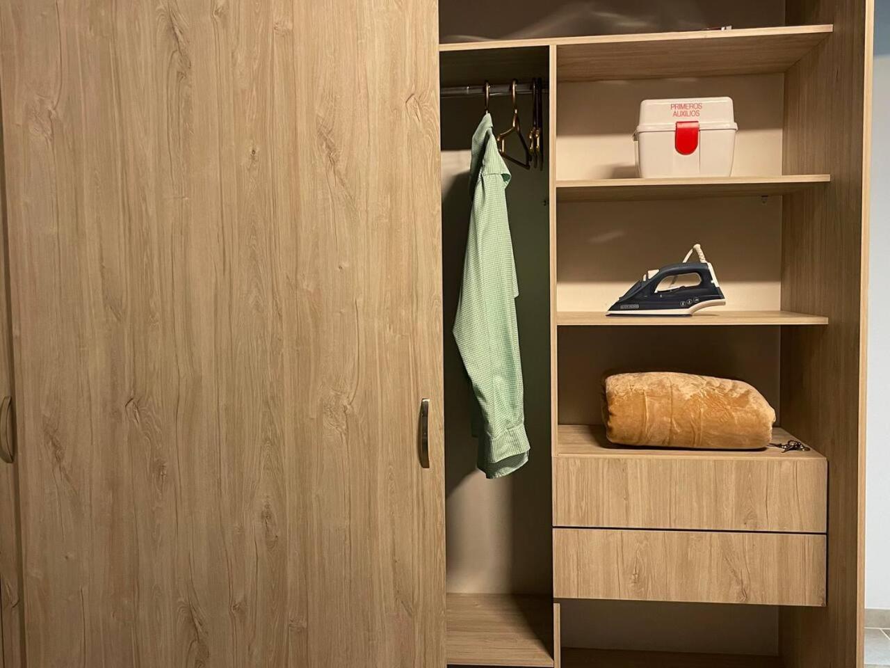 Apartamento en San Marcos Envigado con Aire C, Balcón WIFI, Central y dotado