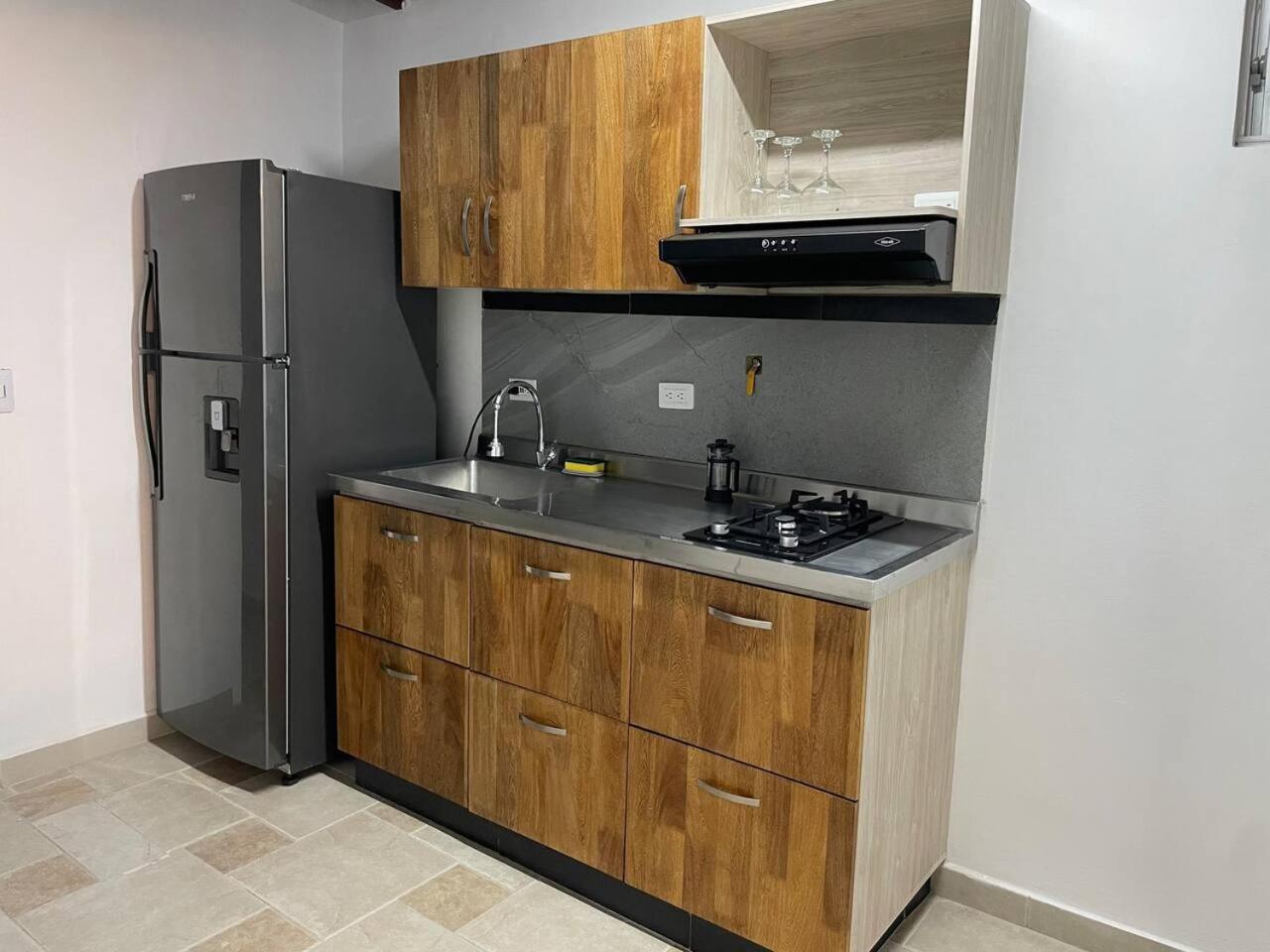Apartamento en San Marcos Envigado con Aire C, Balcón WIFI, Central y dotado