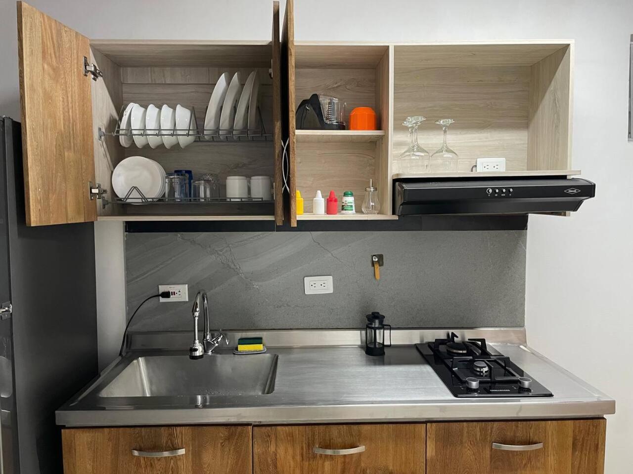 Apartamento en San Marcos Envigado con Aire C, Balcón WIFI, Central y dotado