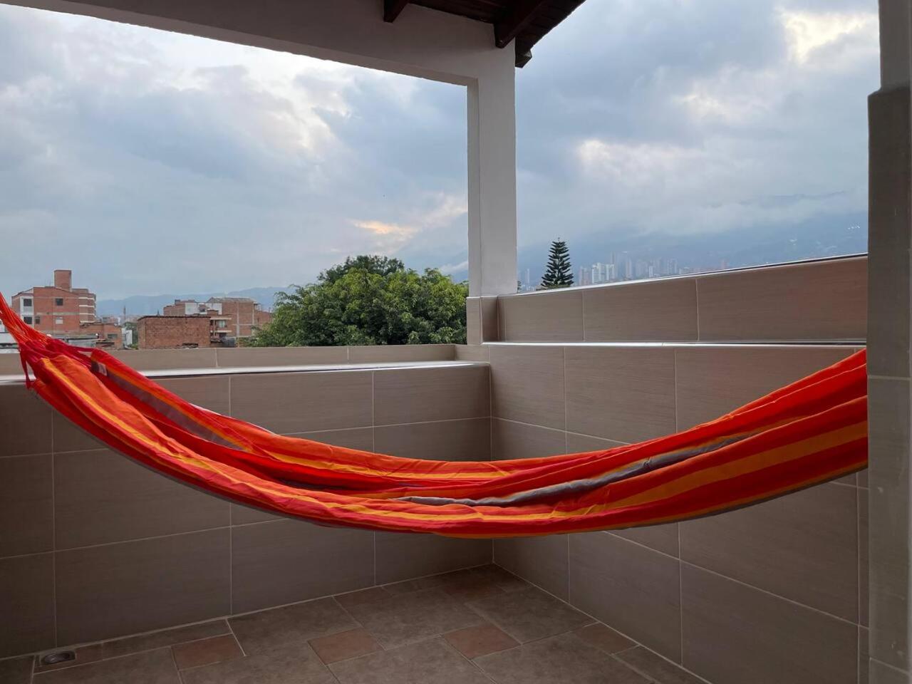 Apartamento en San Marcos Envigado con Aire C, Balcón WIFI, Central y dotado