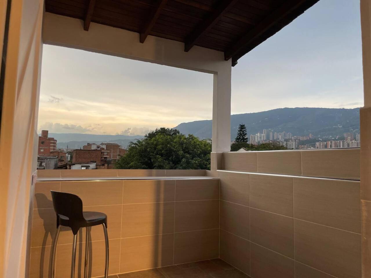 Apartamento en San Marcos Envigado con Aire C, Balcón WIFI, Central y dotado