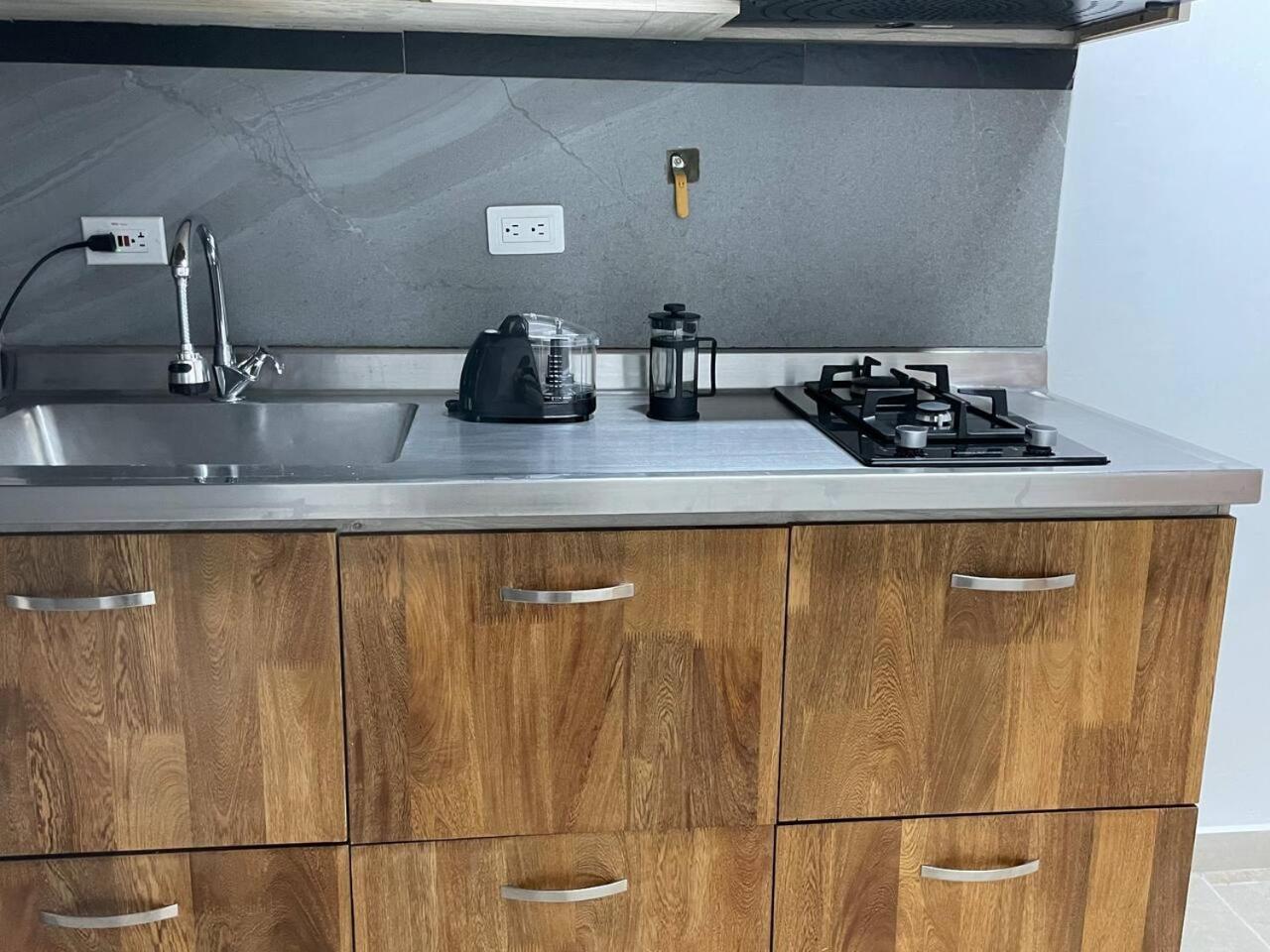 Apartamento en San Marcos Envigado con Aire C, Balcón WIFI, Central y dotado