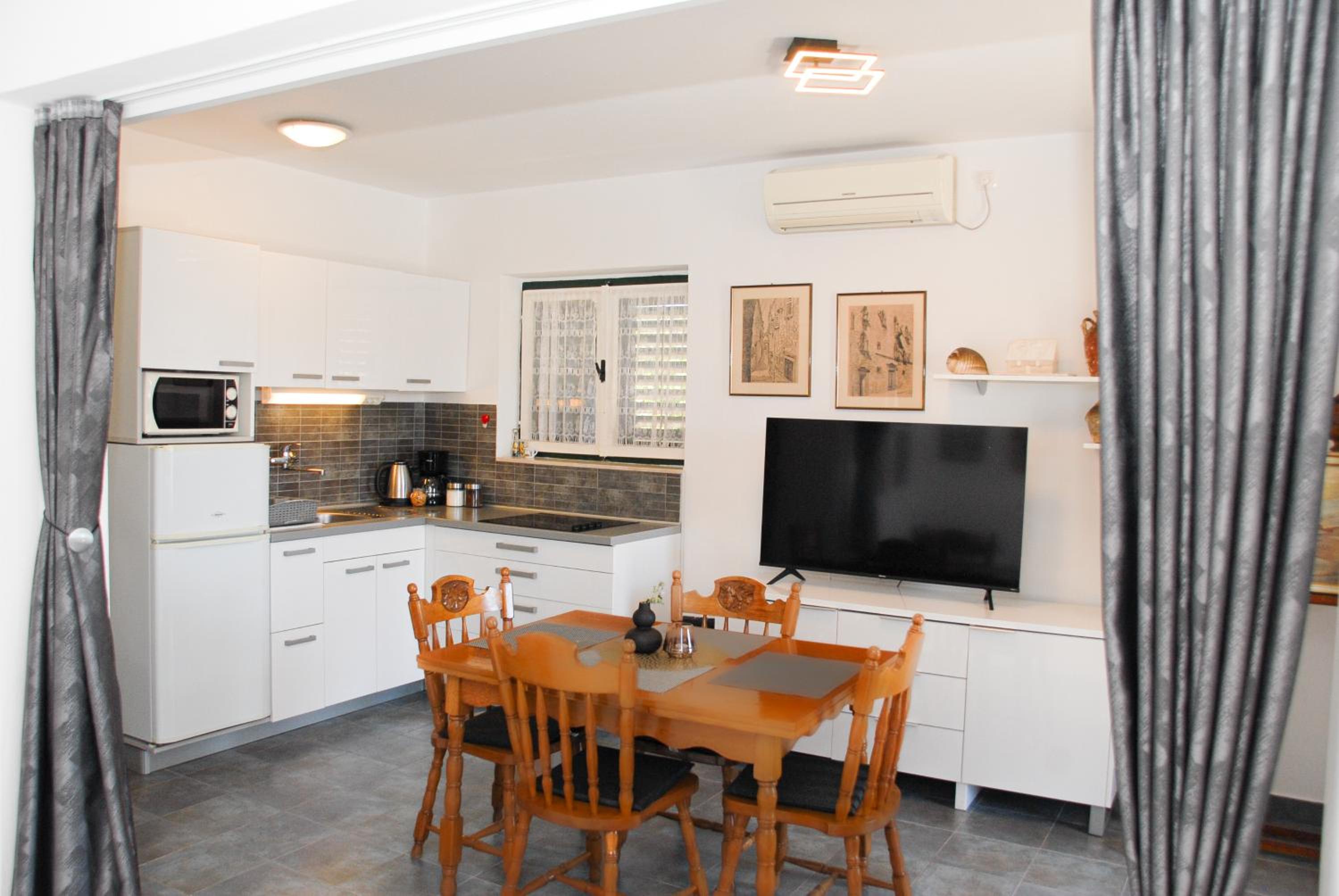 Beachfront Apartment Nikol
