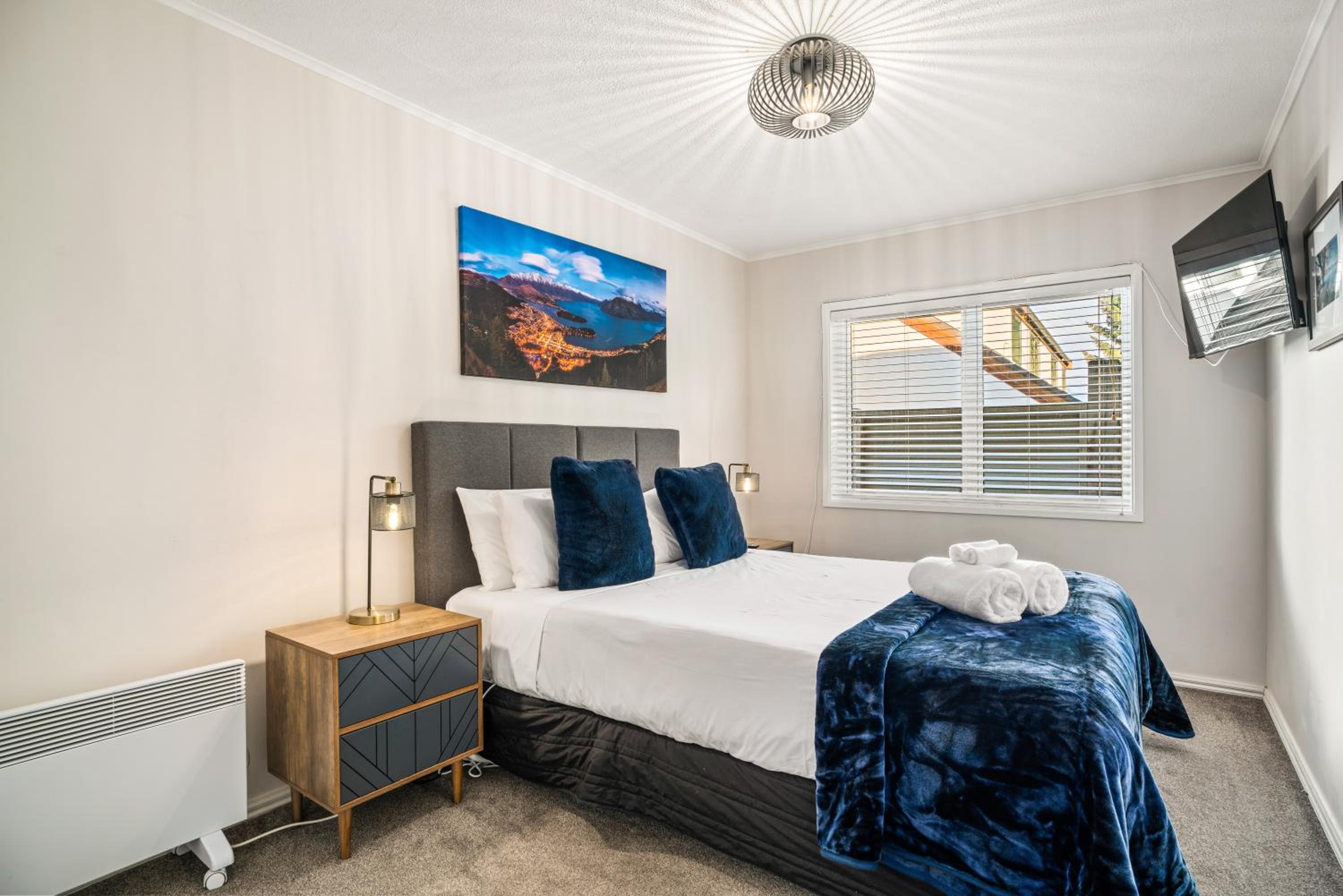 Awesomely Lakeview Queenstown Home view 4